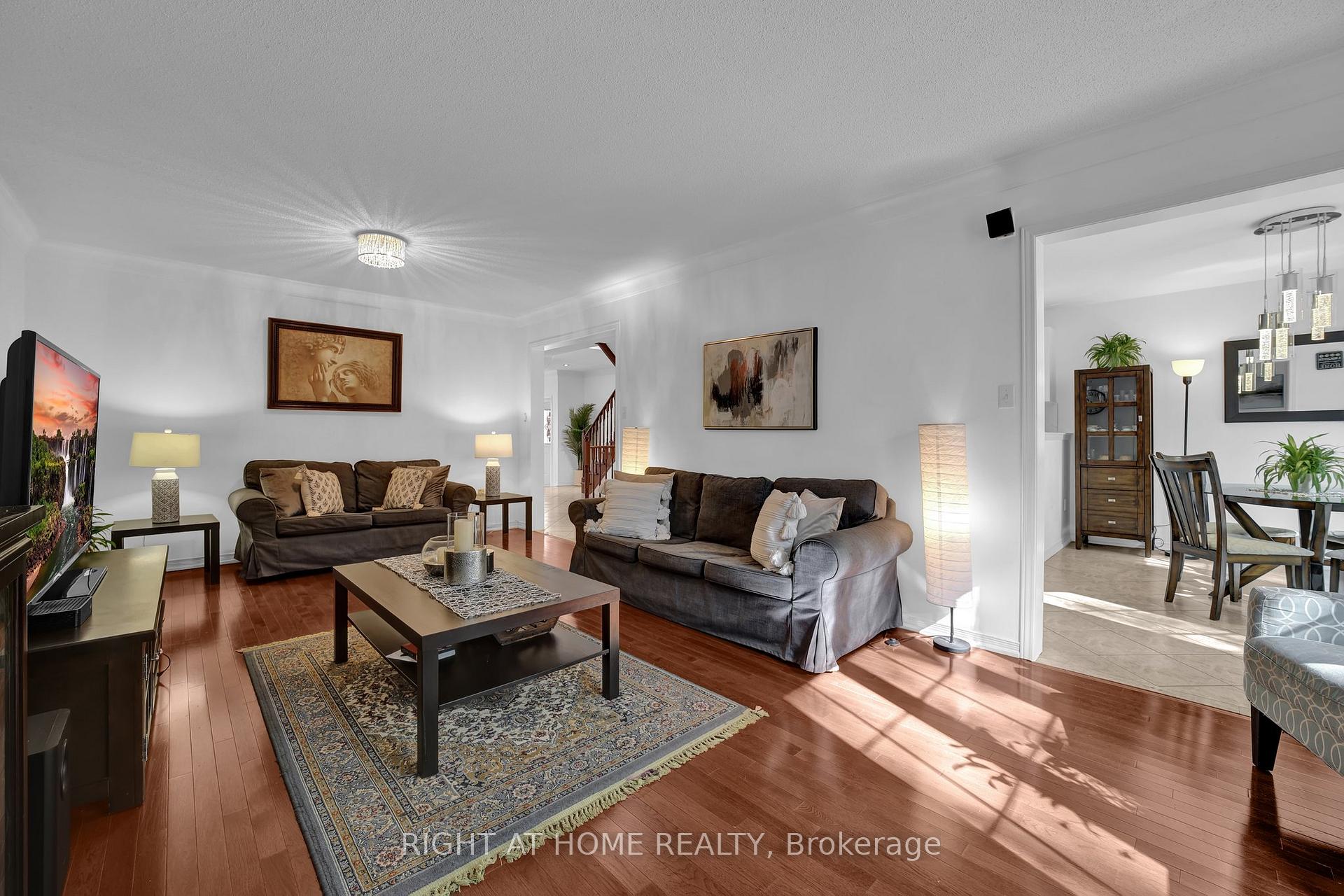Photo 4 of 58 Starr Crescent, Aurora, Bayview Northeast — HOMEH