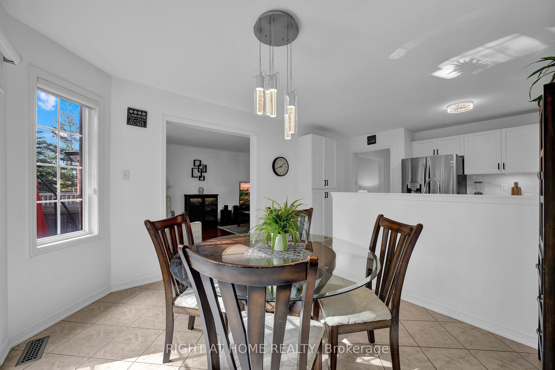 Photo 3 of 58 Starr Crescent, Aurora, Bayview Northeast — HOMEH