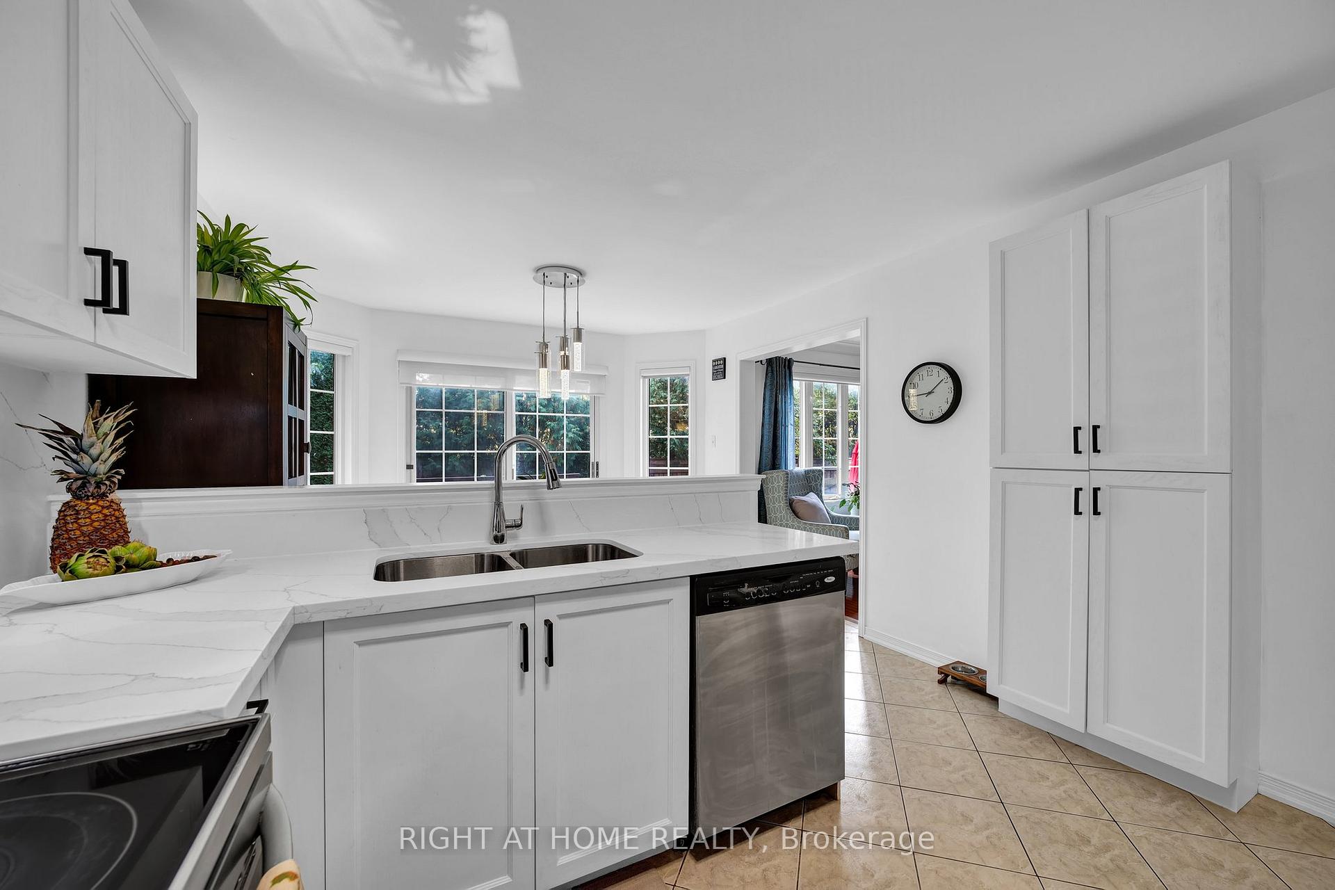 Photo 5 of 58 Starr Crescent, Aurora, Bayview Northeast — HOMEH
