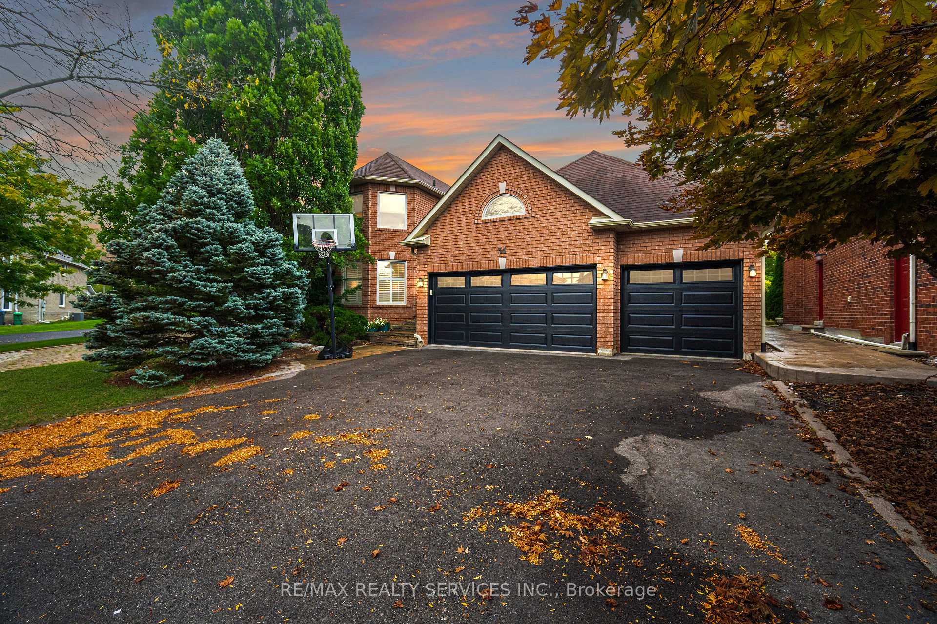 Photo 4 of 34 Casper Crescent, Brampton, Fletcher's Creek South — HOMEH