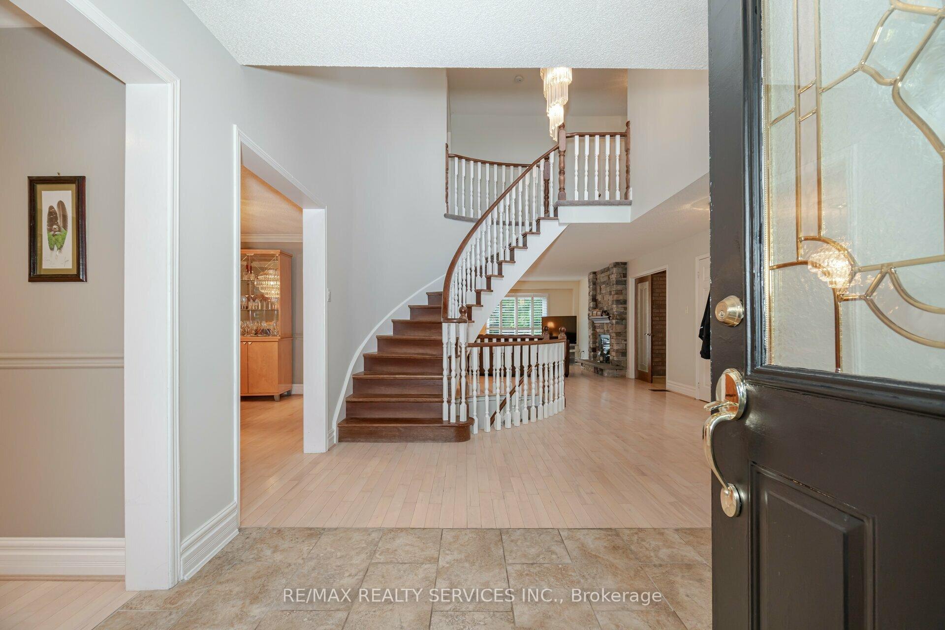 Photo 5 of 34 Casper Crescent, Brampton, Fletcher's Creek South — HOMEH