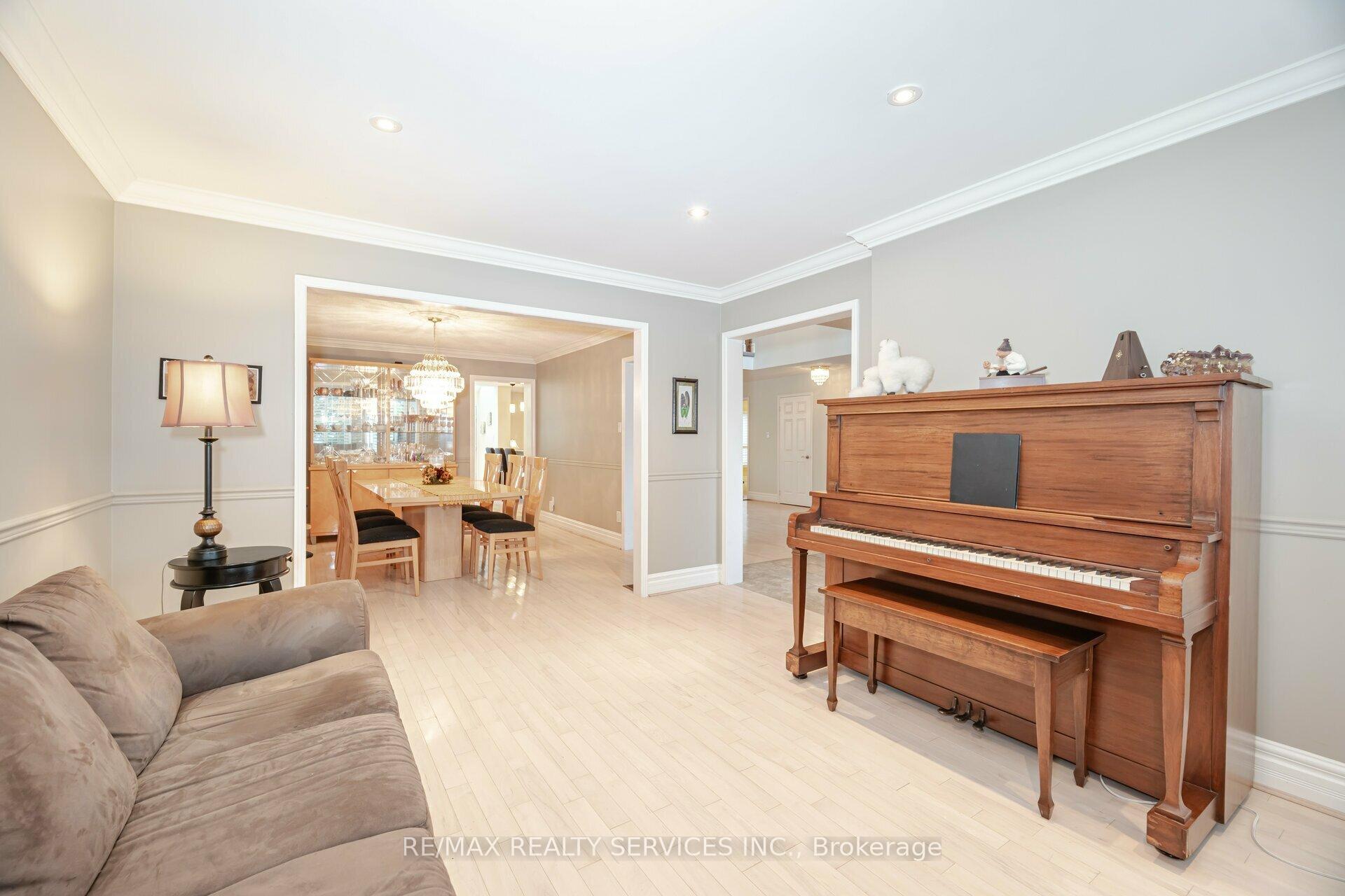 Photo 12 of 34 Casper Crescent, Brampton, Fletcher's Creek South — HOMEH