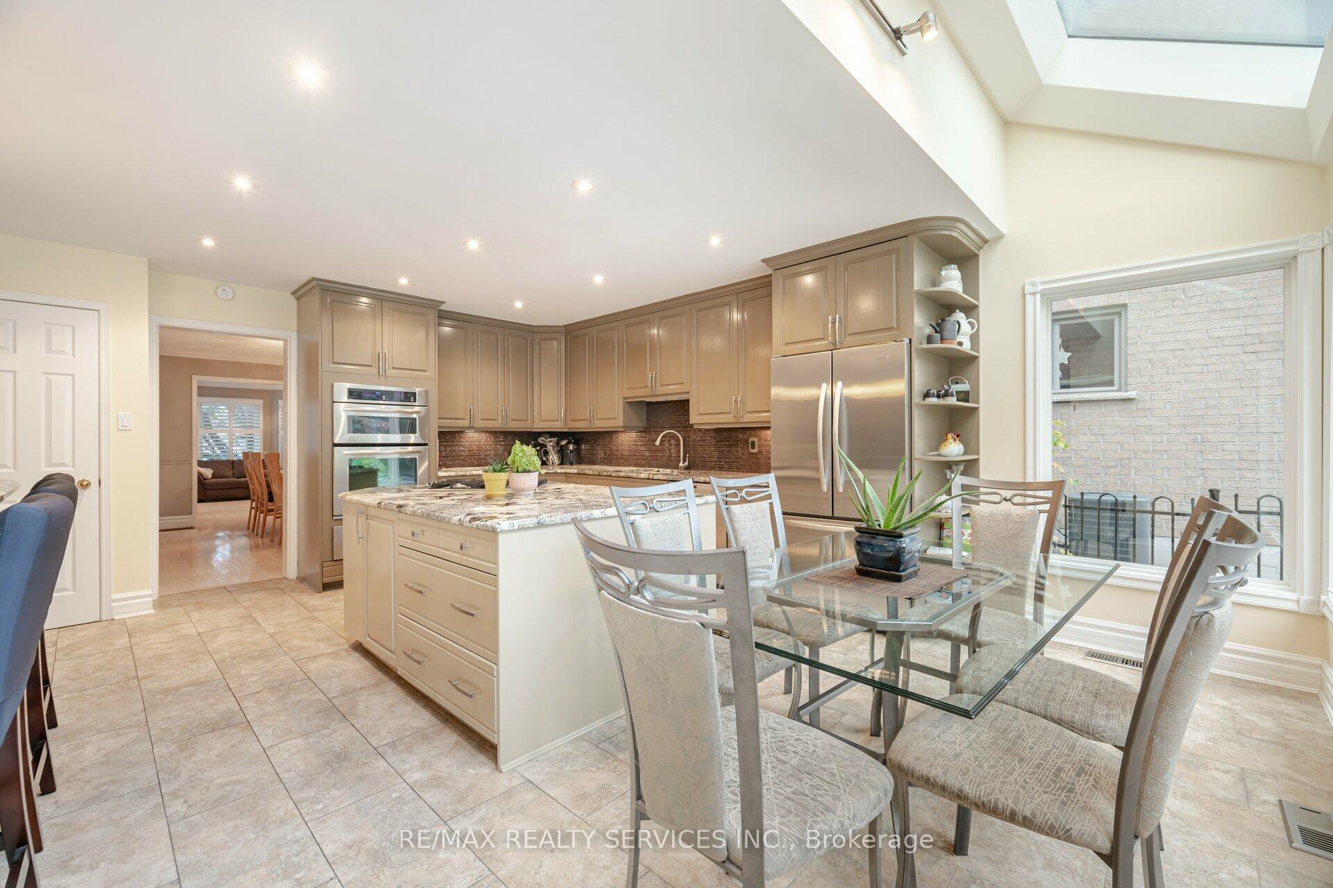 Photo 9 of 34 Casper Crescent, Brampton, Fletcher's Creek South — HOMEH