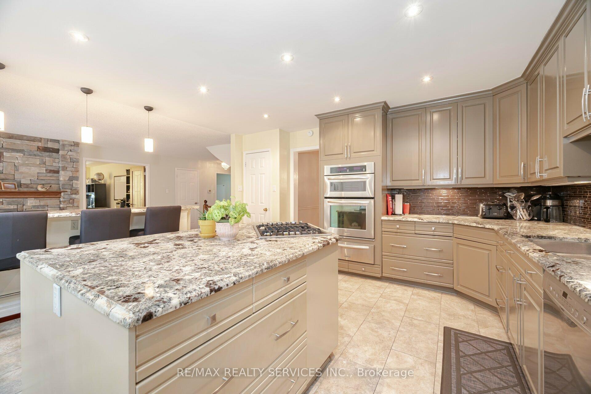Photo 8 of 34 Casper Crescent, Brampton, Fletcher's Creek South — HOMEH