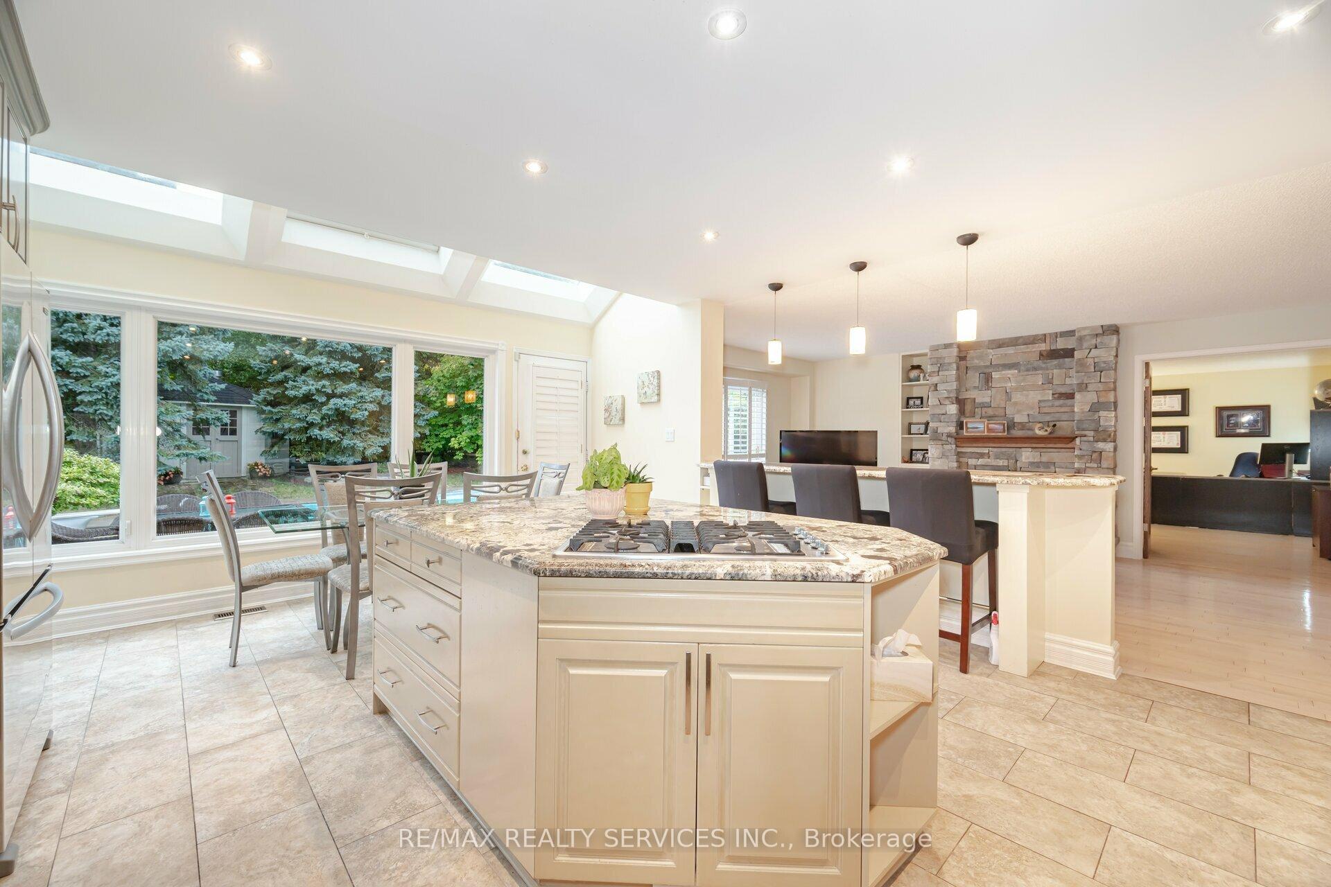 Photo 7 of 34 Casper Crescent, Brampton, Fletcher's Creek South — HOMEH