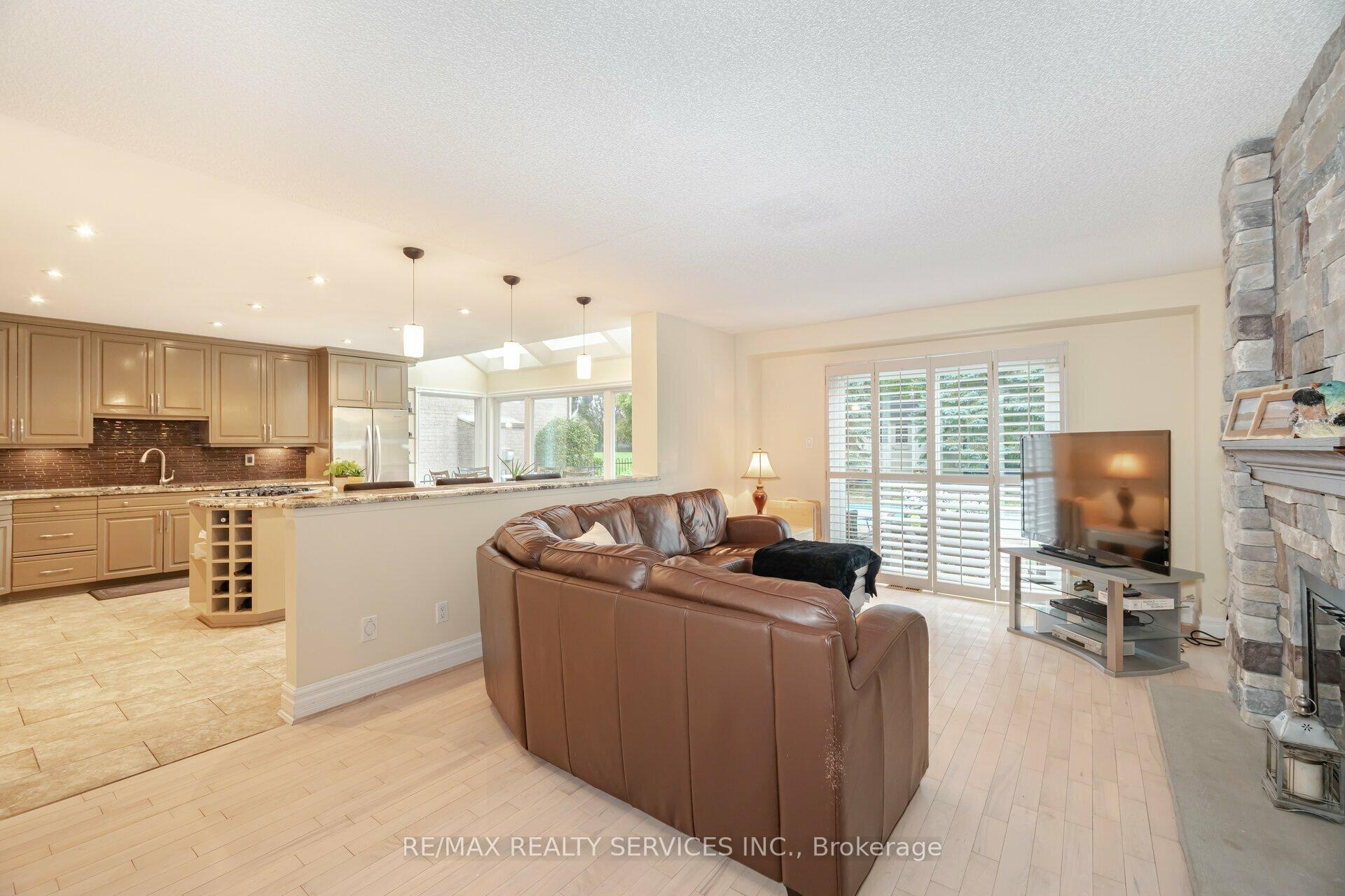 Photo 11 of 34 Casper Crescent, Brampton, Fletcher's Creek South — HOMEH
