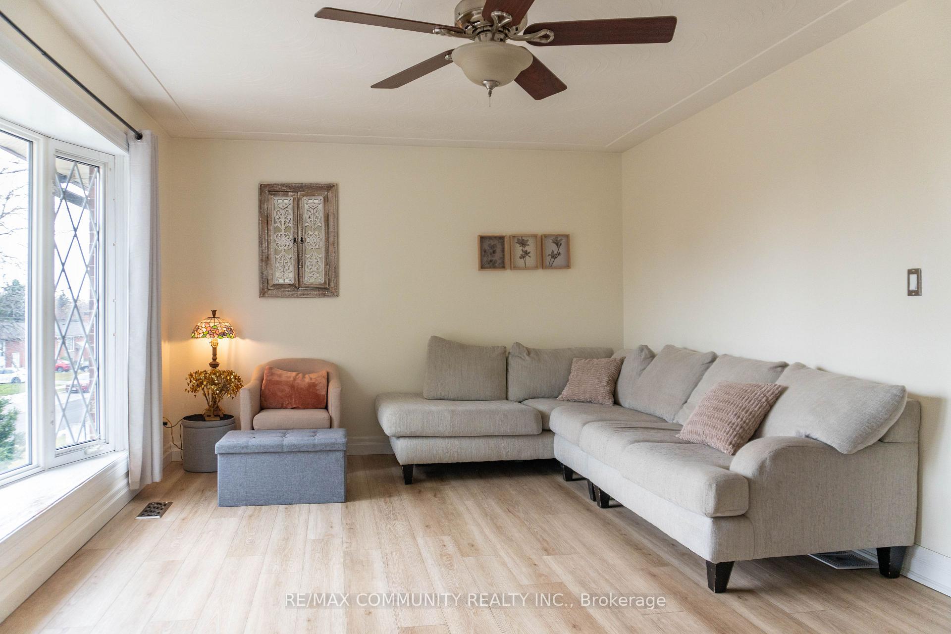 Photo 3 of 355 Southill Drive, Kitchener — HOMEH