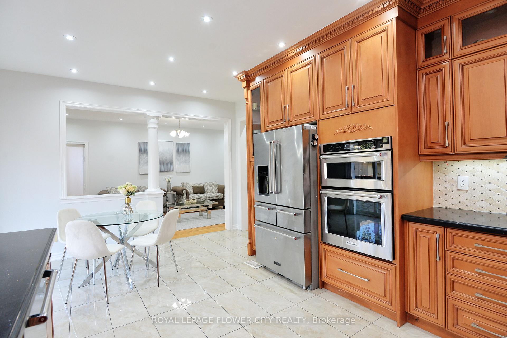 Photo 15 of 11 Lyndbrook Crescent, Brampton, Bram East — HOMEH