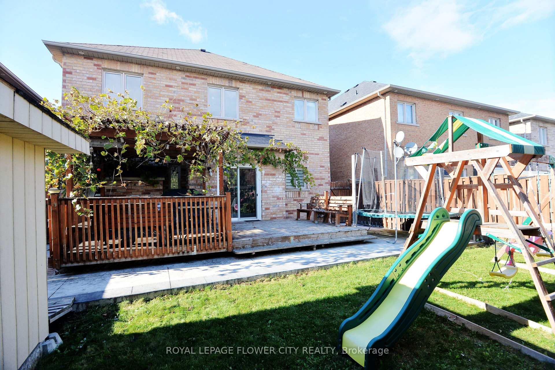 Photo 38 of 11 Lyndbrook Crescent, Brampton, Bram East — HOMEH