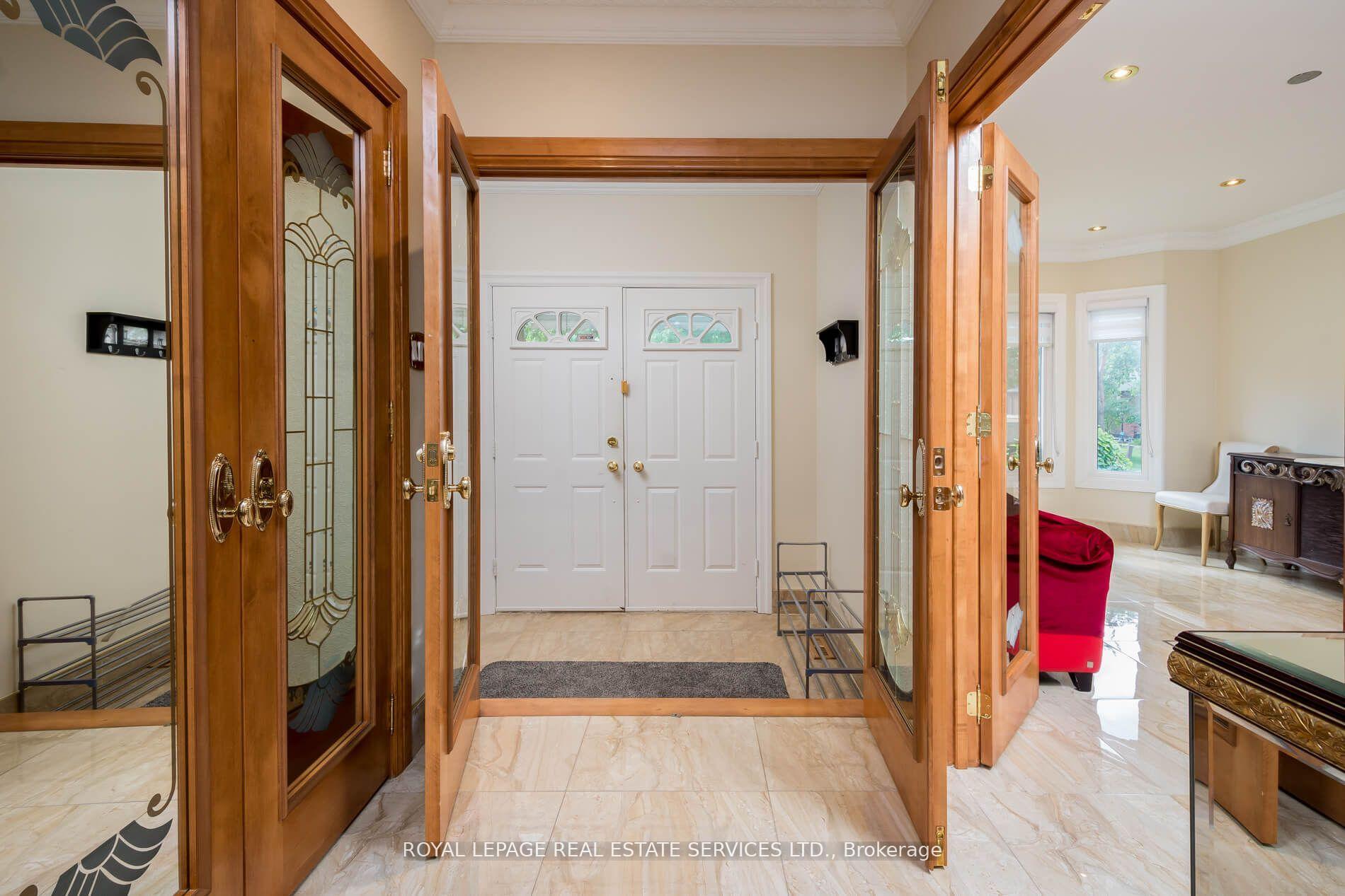 Photo 3 of 53 Findhorn Crescent, Vaughan, Maple — HOMEH