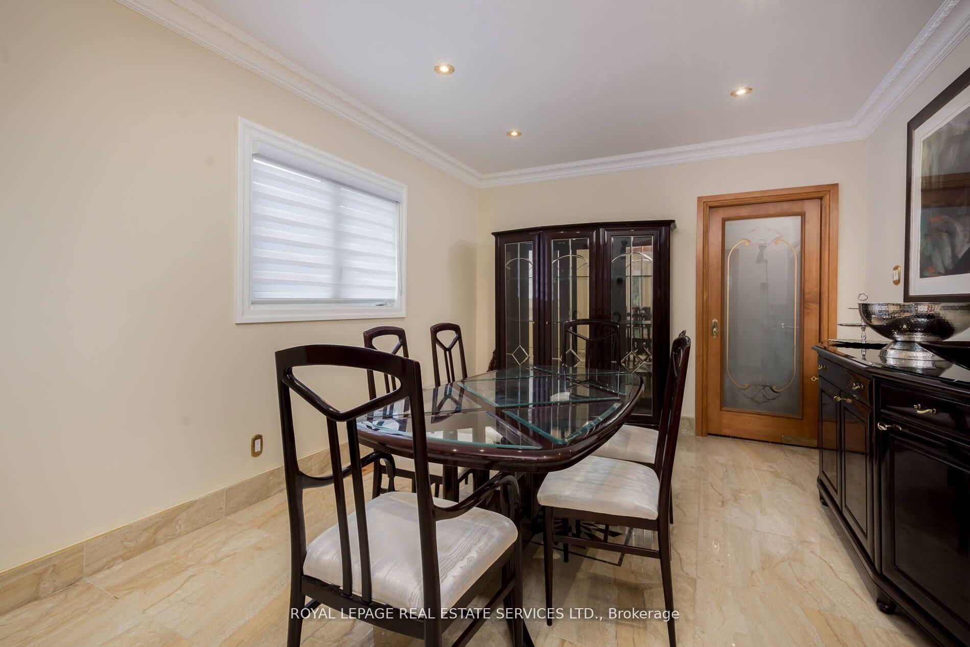 Photo 2 of 53 Findhorn Crescent, Vaughan, Maple — HOMEH