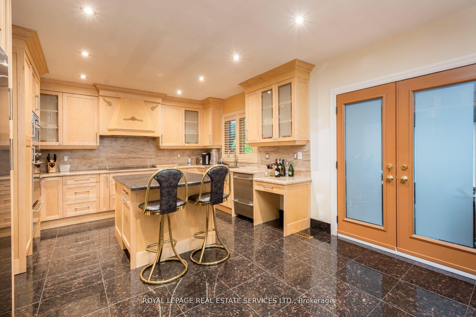Photo 5 of 53 Findhorn Crescent, Vaughan, Maple — HOMEH