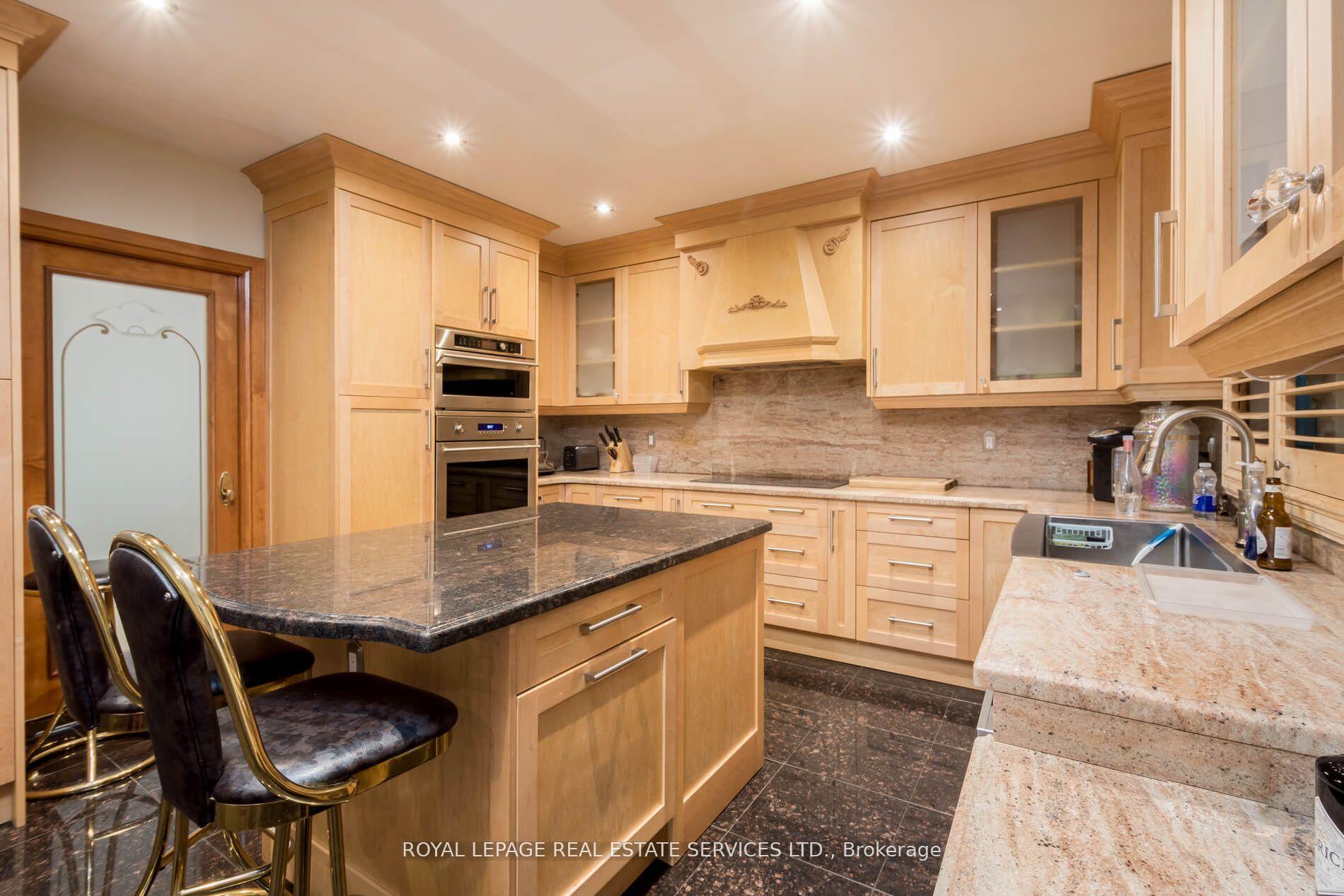 Photo 7 of 53 Findhorn Crescent, Vaughan, Maple — HOMEH