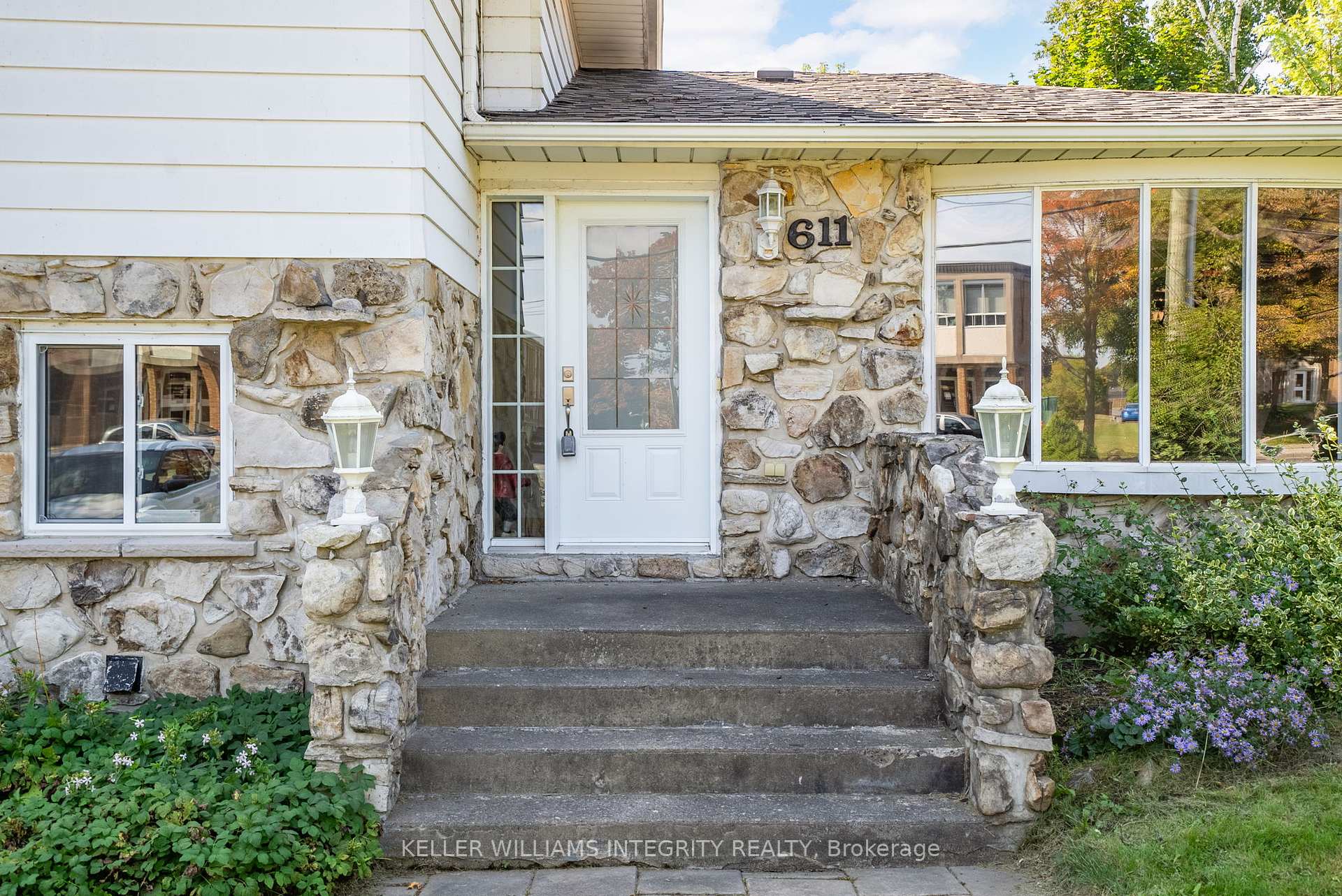 Photo 2 of 611 Mcconnell Avenue, Cornwall — HOMEH