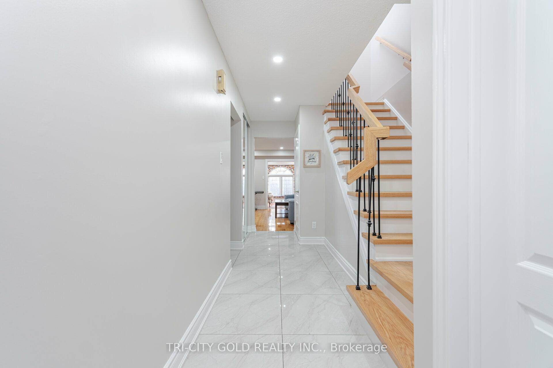 Photo 7 of 92 Newbridge Crescent, Brampton, Westgate — HOMEH