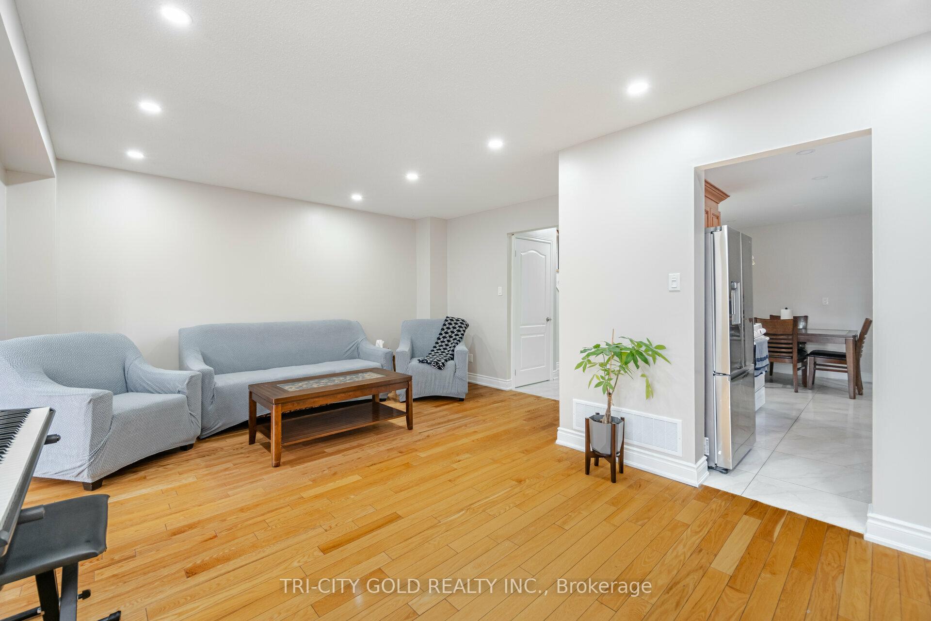 Photo 3 of 92 Newbridge Crescent, Brampton, Westgate — HOMEH