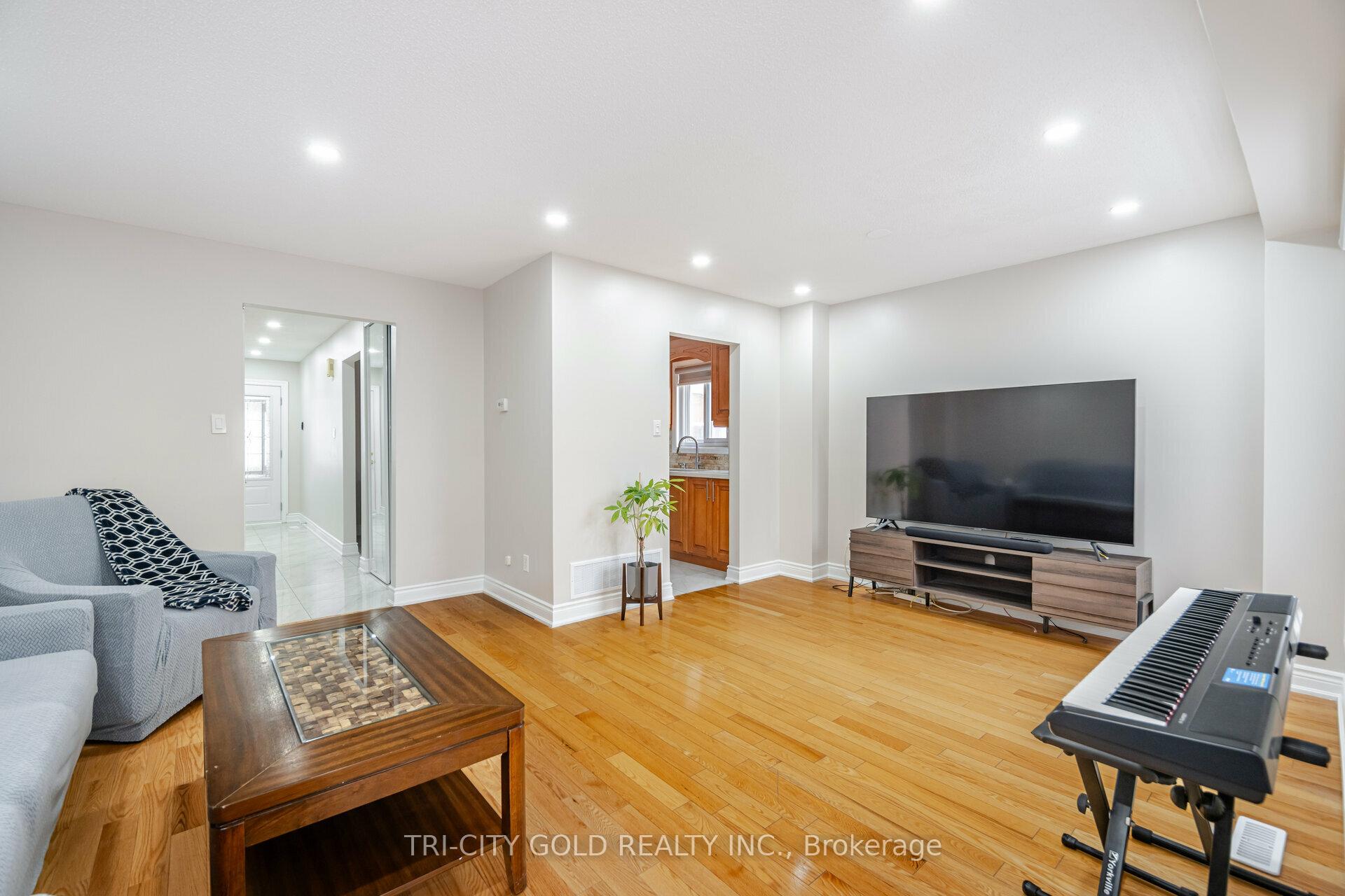 Photo 4 of 92 Newbridge Crescent, Brampton, Westgate — HOMEH