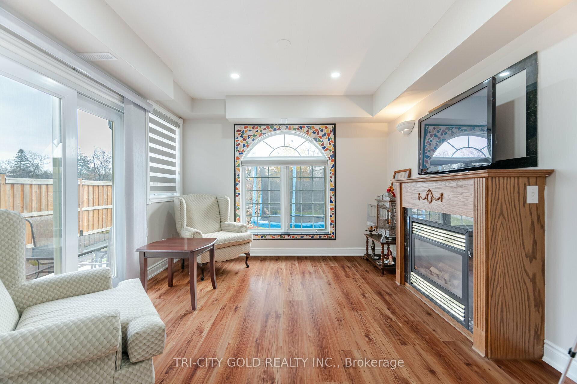 Photo 5 of 92 Newbridge Crescent, Brampton, Westgate — HOMEH
