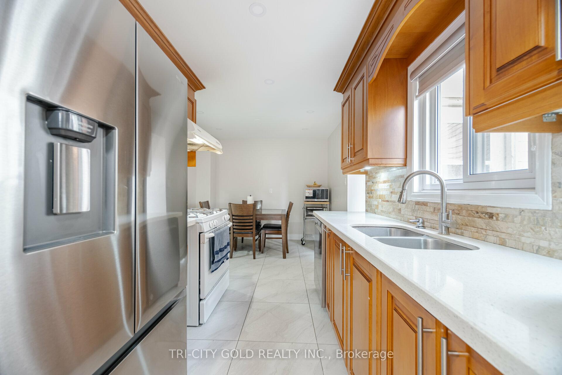Photo 10 of 92 Newbridge Crescent, Brampton, Westgate — HOMEH