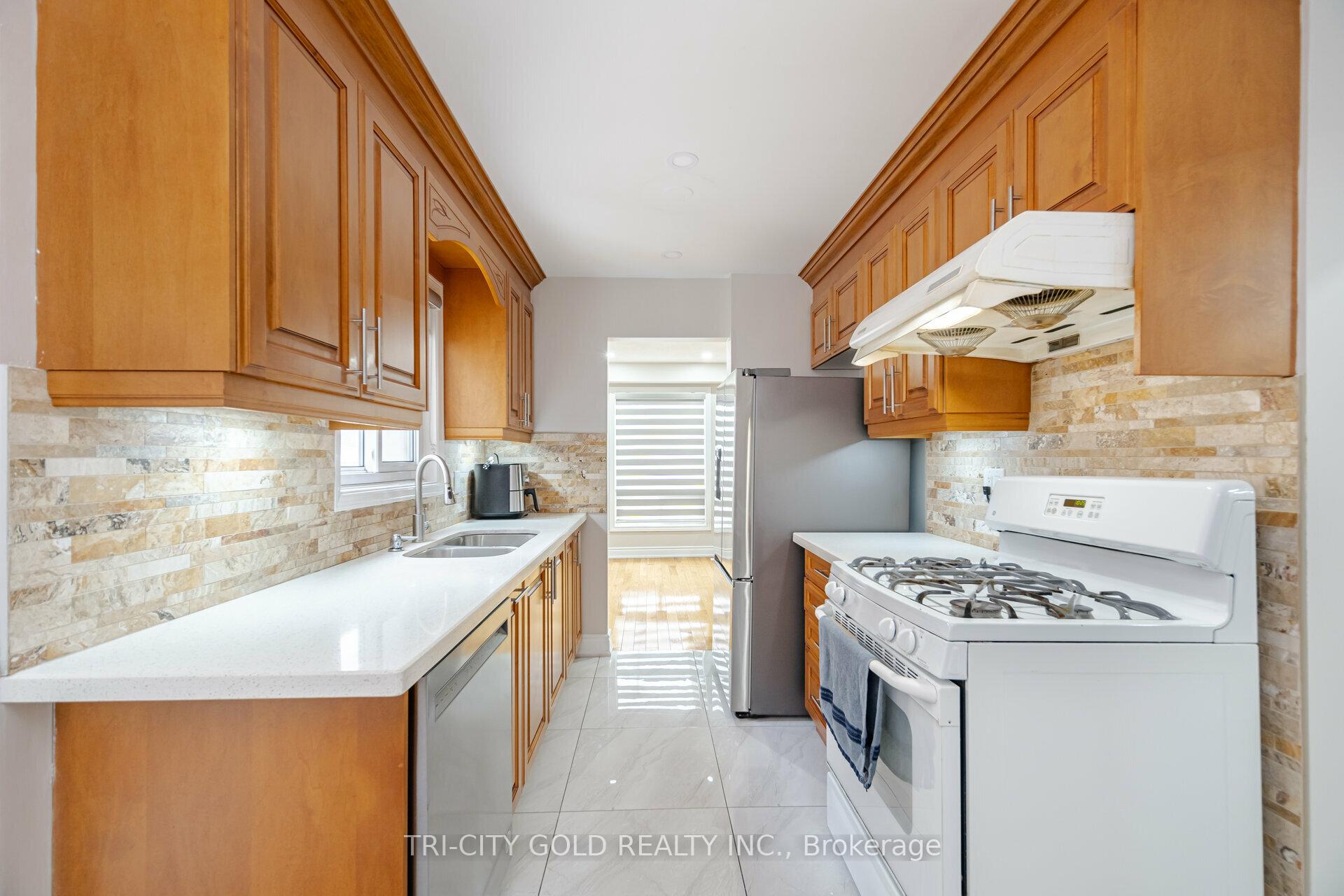 Photo 40 of 92 Newbridge Crescent, Brampton, Westgate — HOMEH