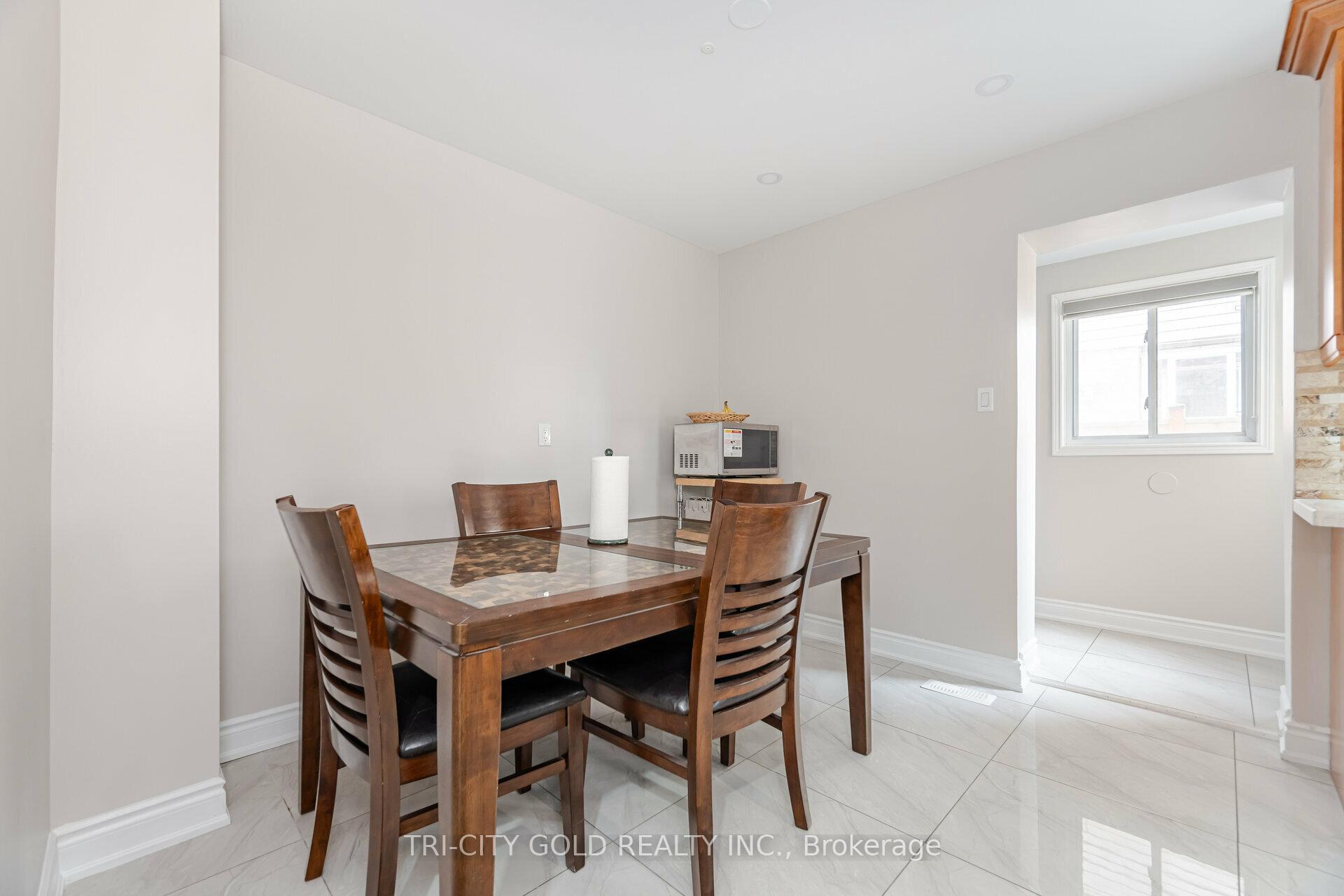 Photo 8 of 92 Newbridge Crescent, Brampton, Westgate — HOMEH