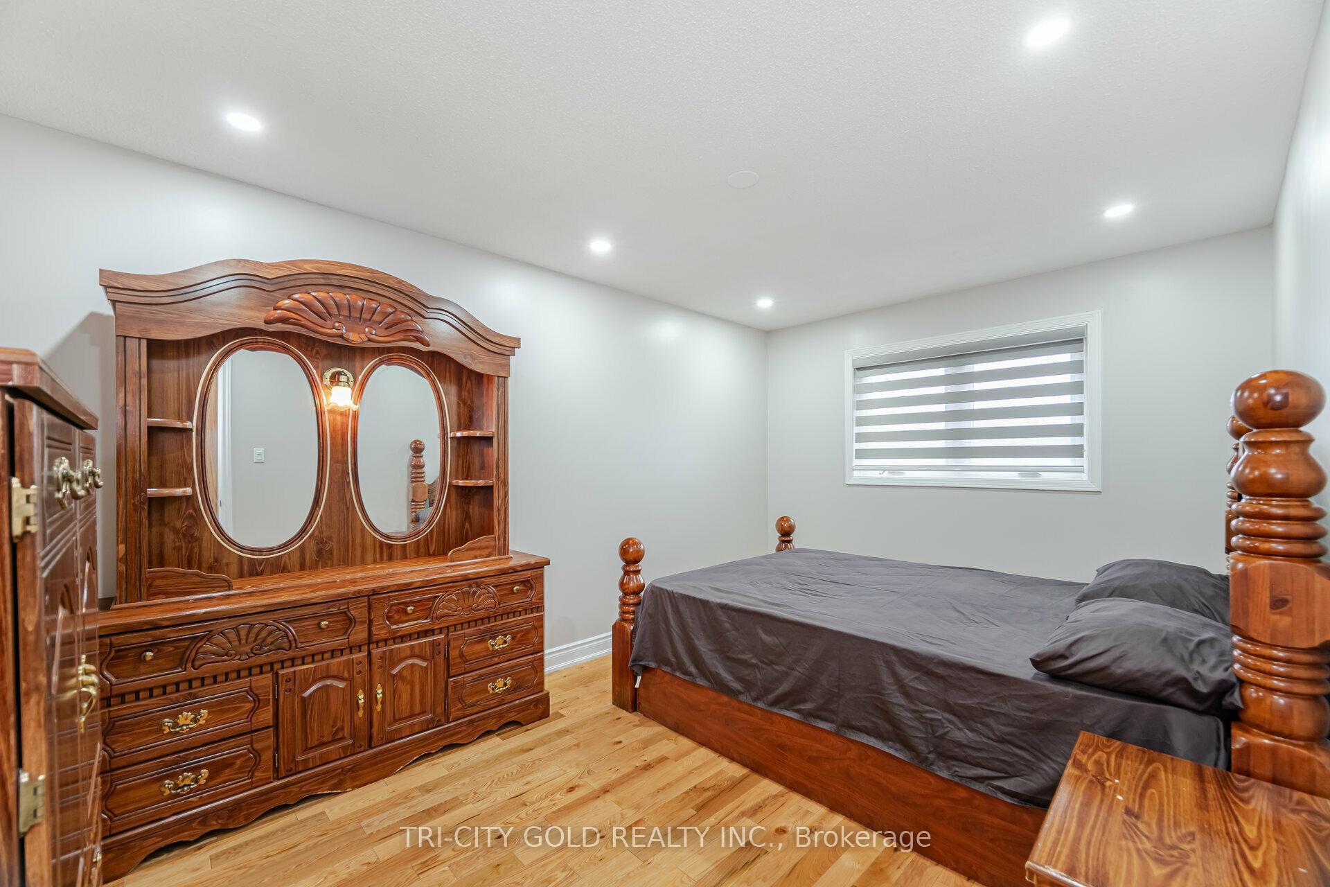 Photo 17 of 92 Newbridge Crescent, Brampton, Westgate — HOMEH