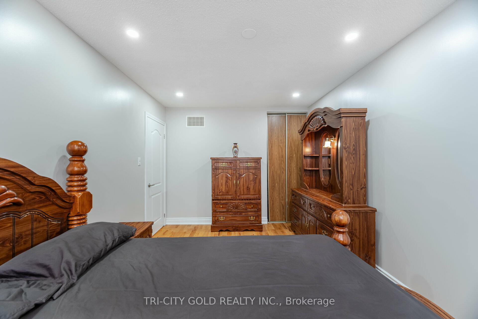 Photo 12 of 92 Newbridge Crescent, Brampton, Westgate — HOMEH