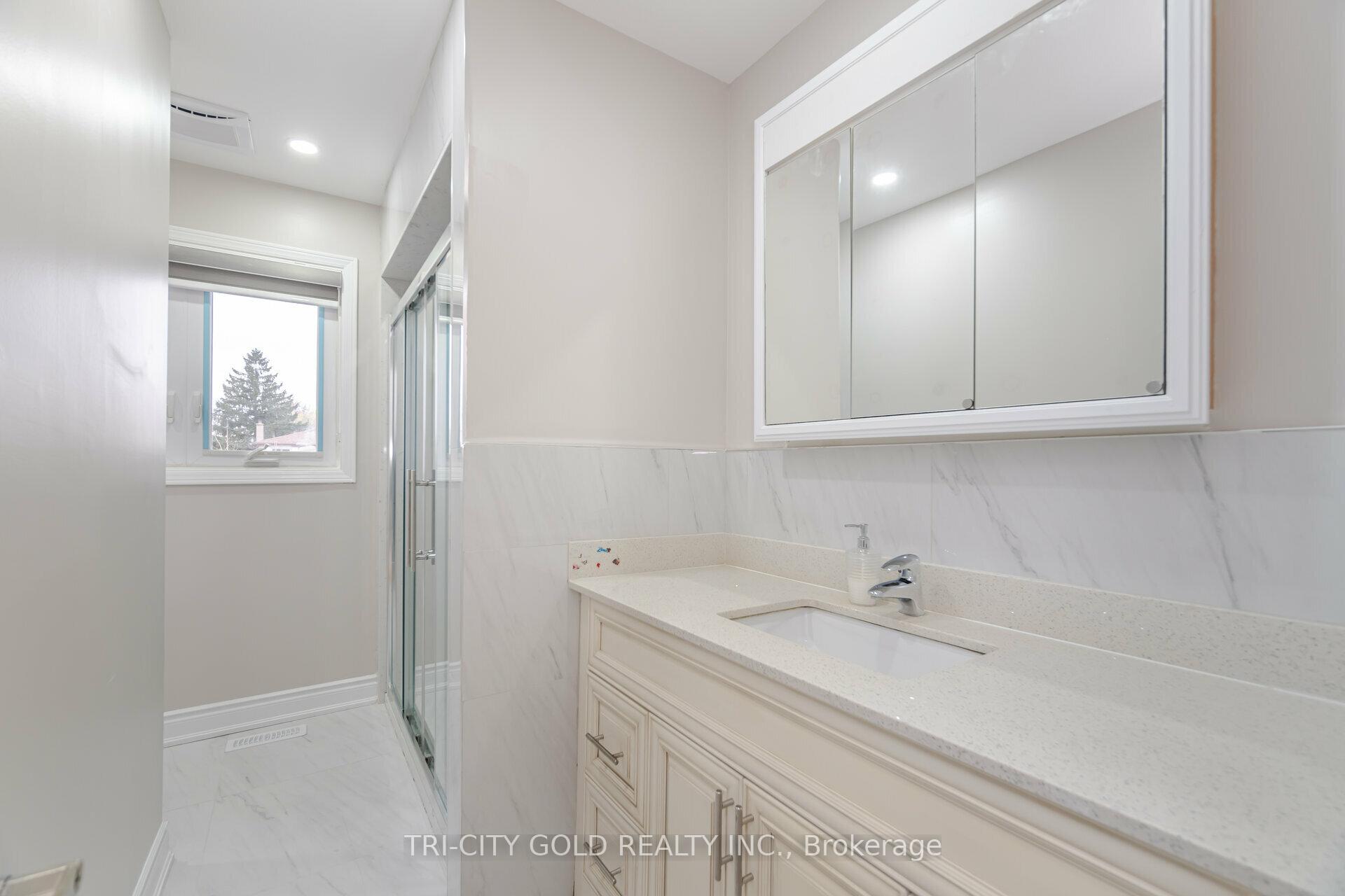 Photo 14 of 92 Newbridge Crescent, Brampton, Westgate — HOMEH