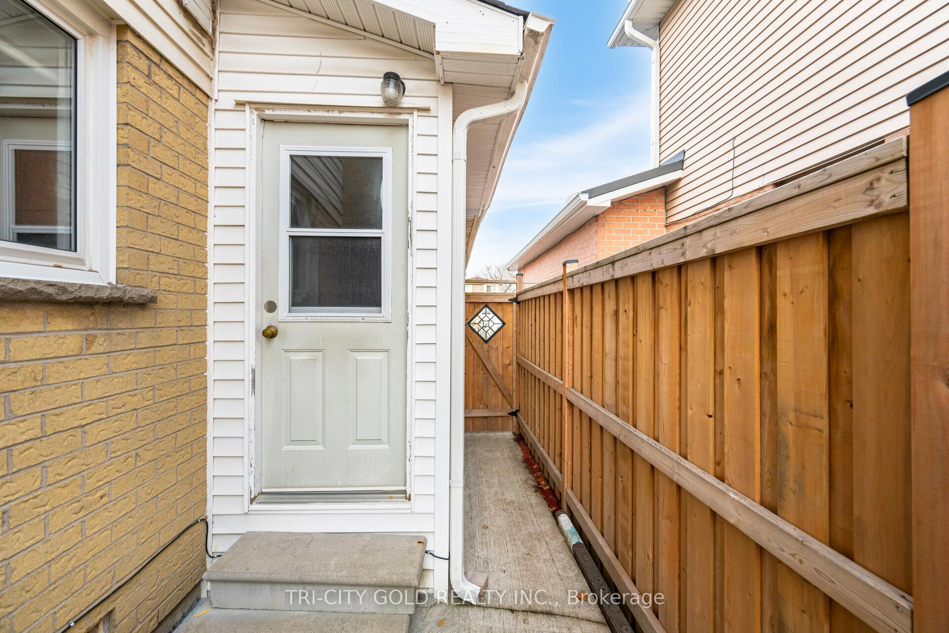 Photo 33 of 92 Newbridge Crescent, Brampton, Westgate — HOMEH