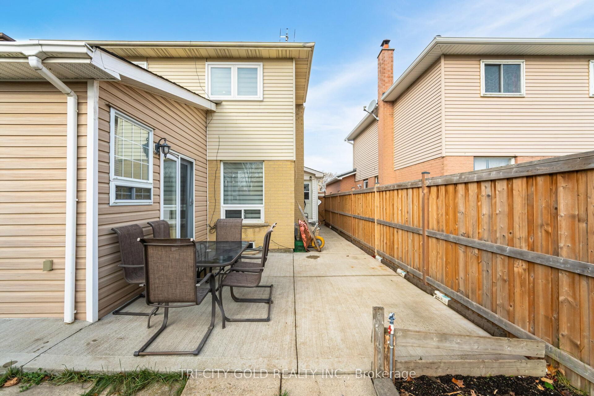 Photo 32 of 92 Newbridge Crescent, Brampton, Westgate — HOMEH