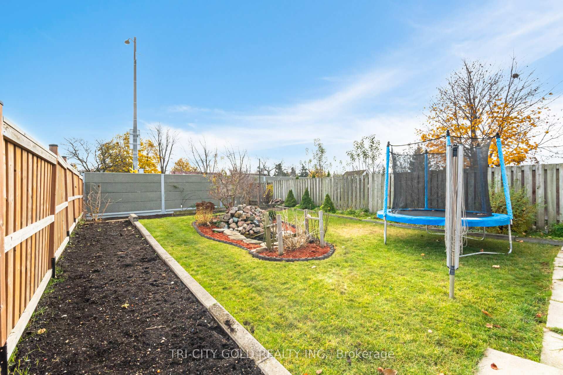 Photo 34 of 92 Newbridge Crescent, Brampton, Westgate — HOMEH