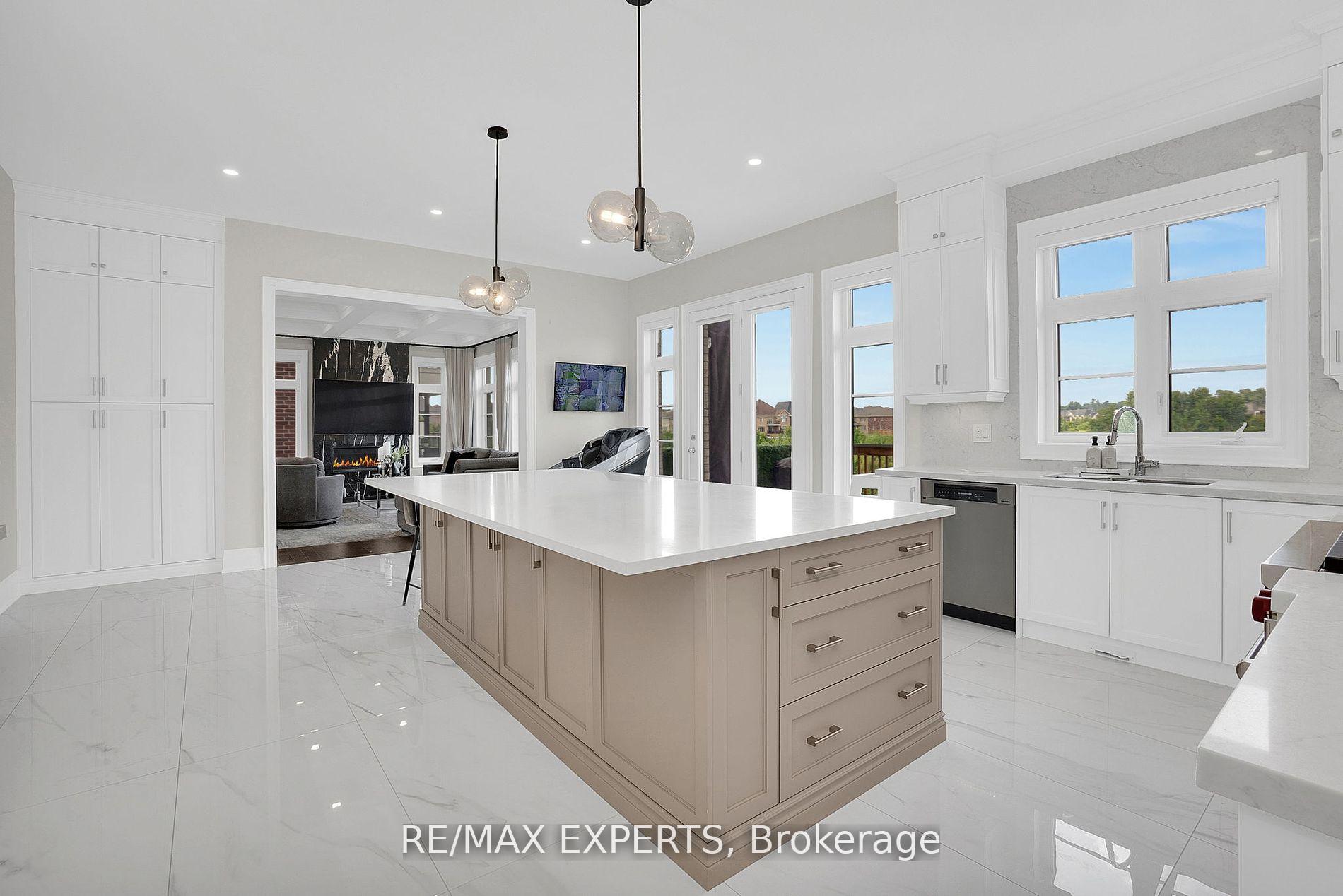 Photo 24 of 48 Rolling Green Court, Vaughan, Kleinburg — HOMEH