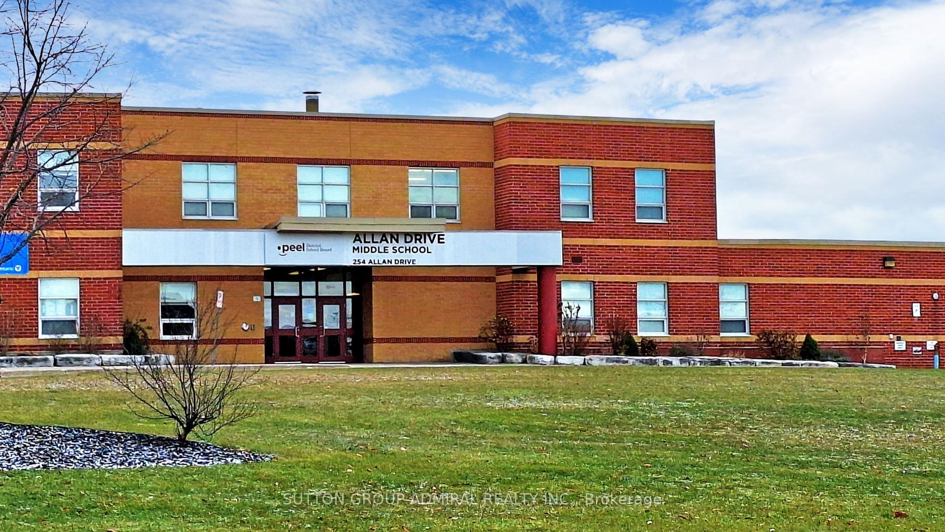 Photo 29 of 102 Fountainbridge Drive N, Caledon, Bolton East — HOMEH