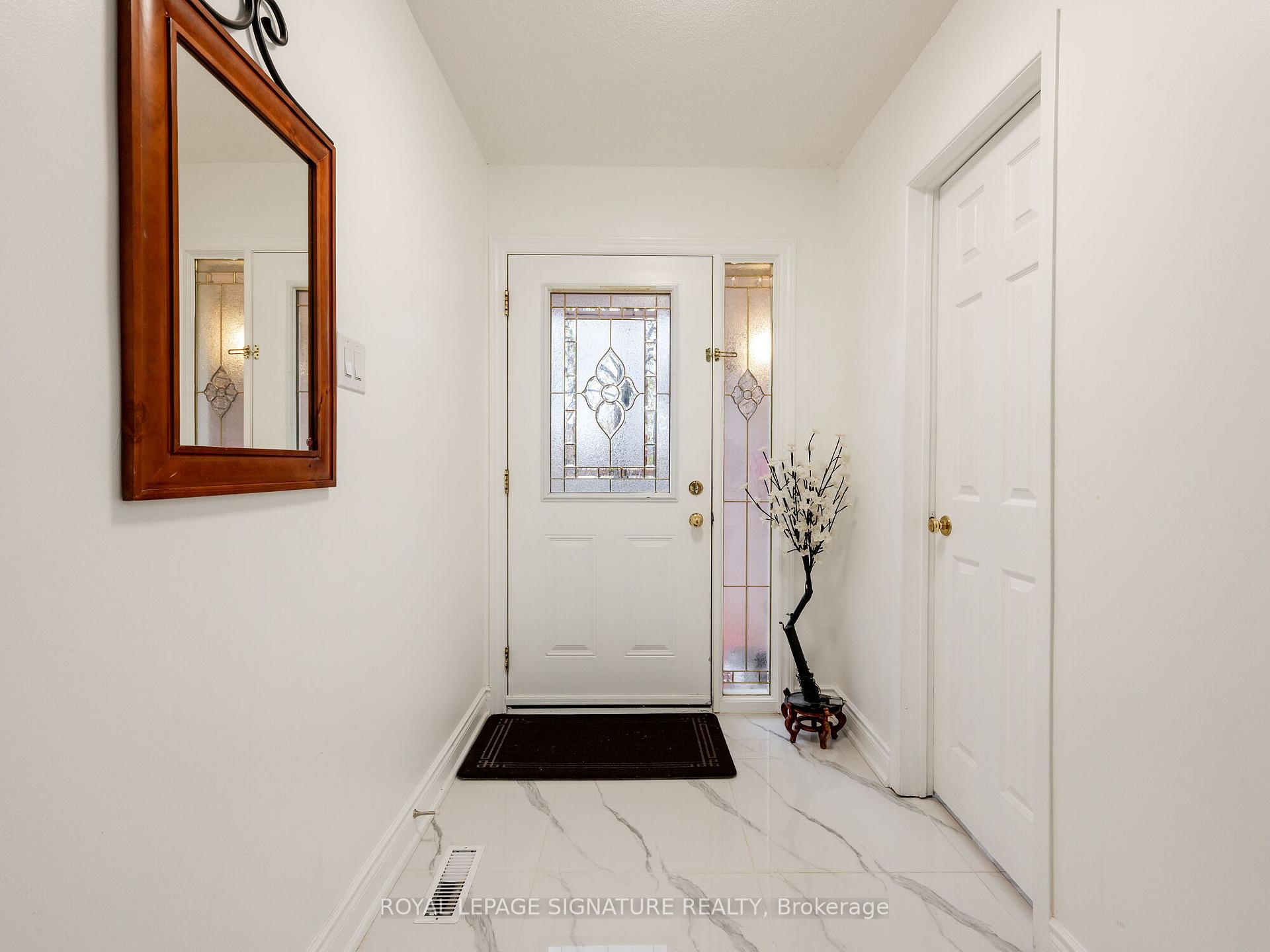 Photo 3 of 433 Tailfeather Crescent, Mississauga, Hurontario — HOMEH