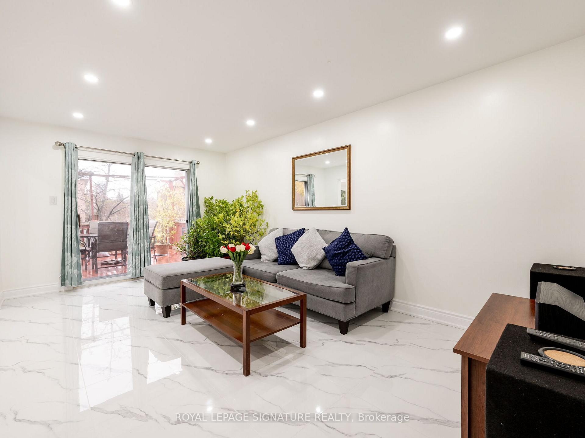 Photo 2 of 433 Tailfeather Crescent, Mississauga, Hurontario — HOMEH