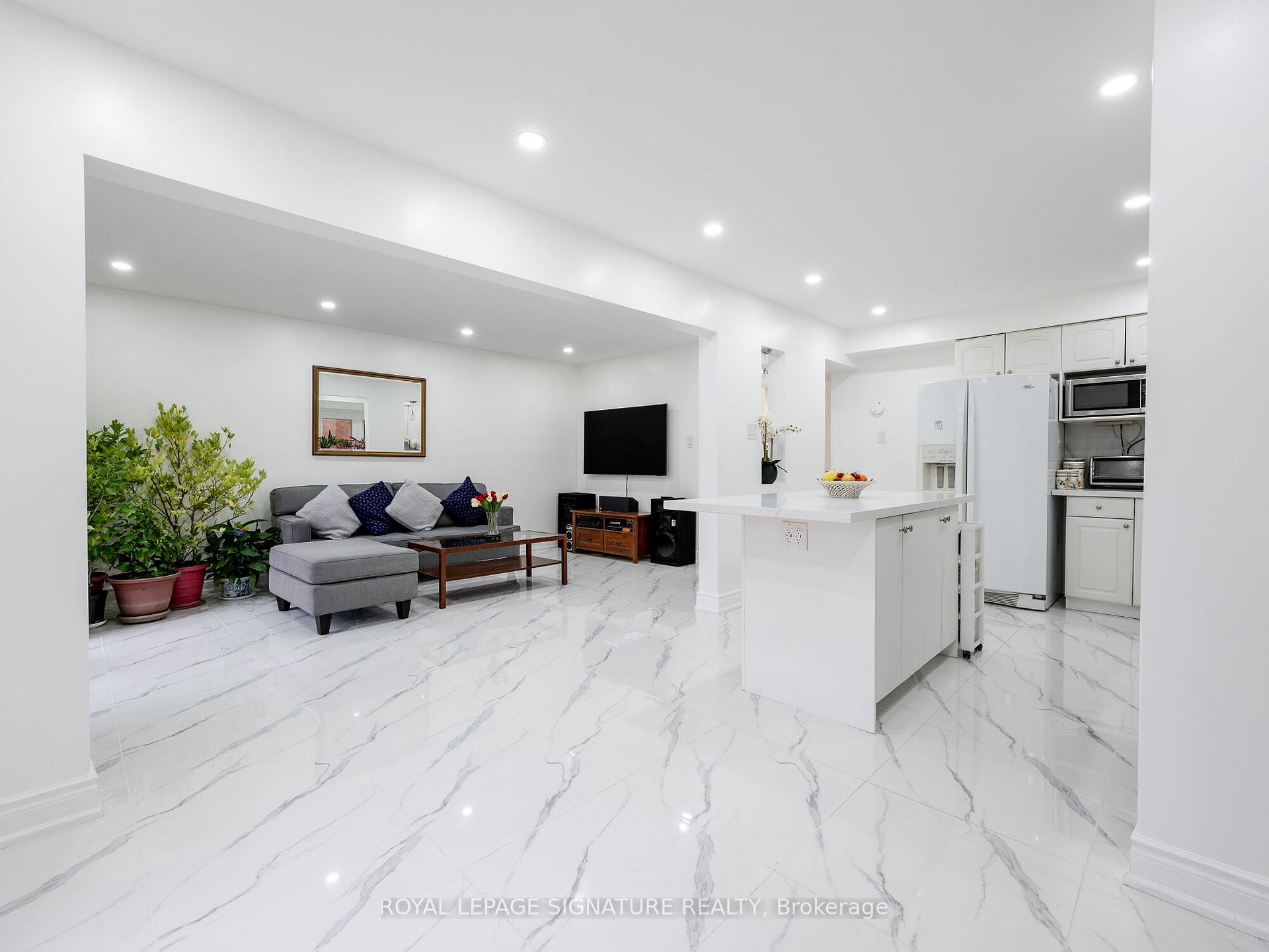 Photo 10 of 433 Tailfeather Crescent, Mississauga, Hurontario — HOMEH