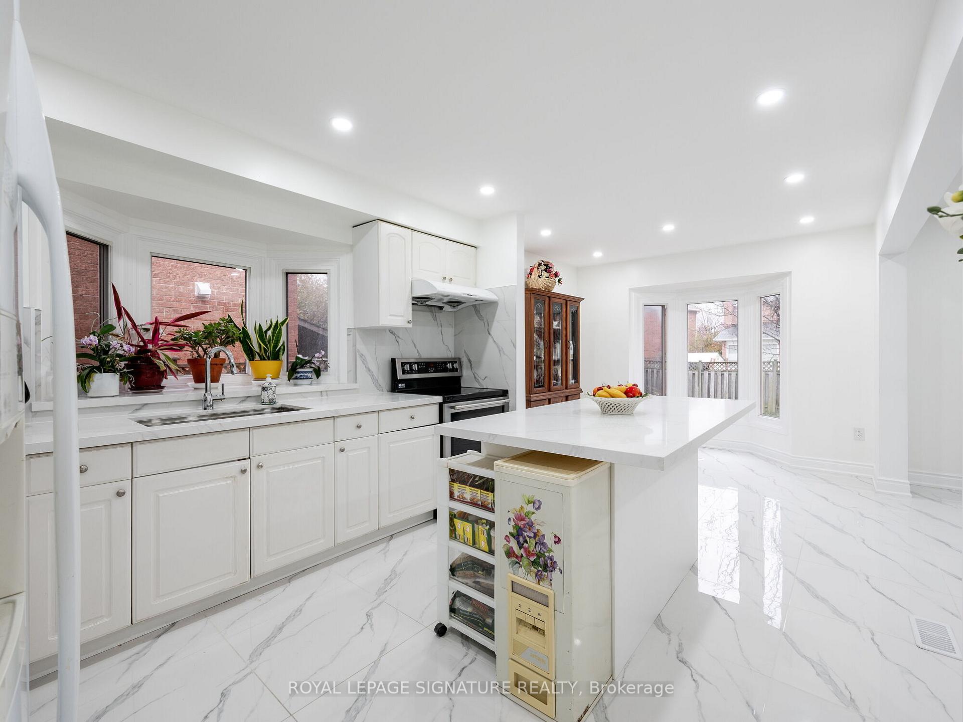 Photo 7 of 433 Tailfeather Crescent, Mississauga, Hurontario — HOMEH