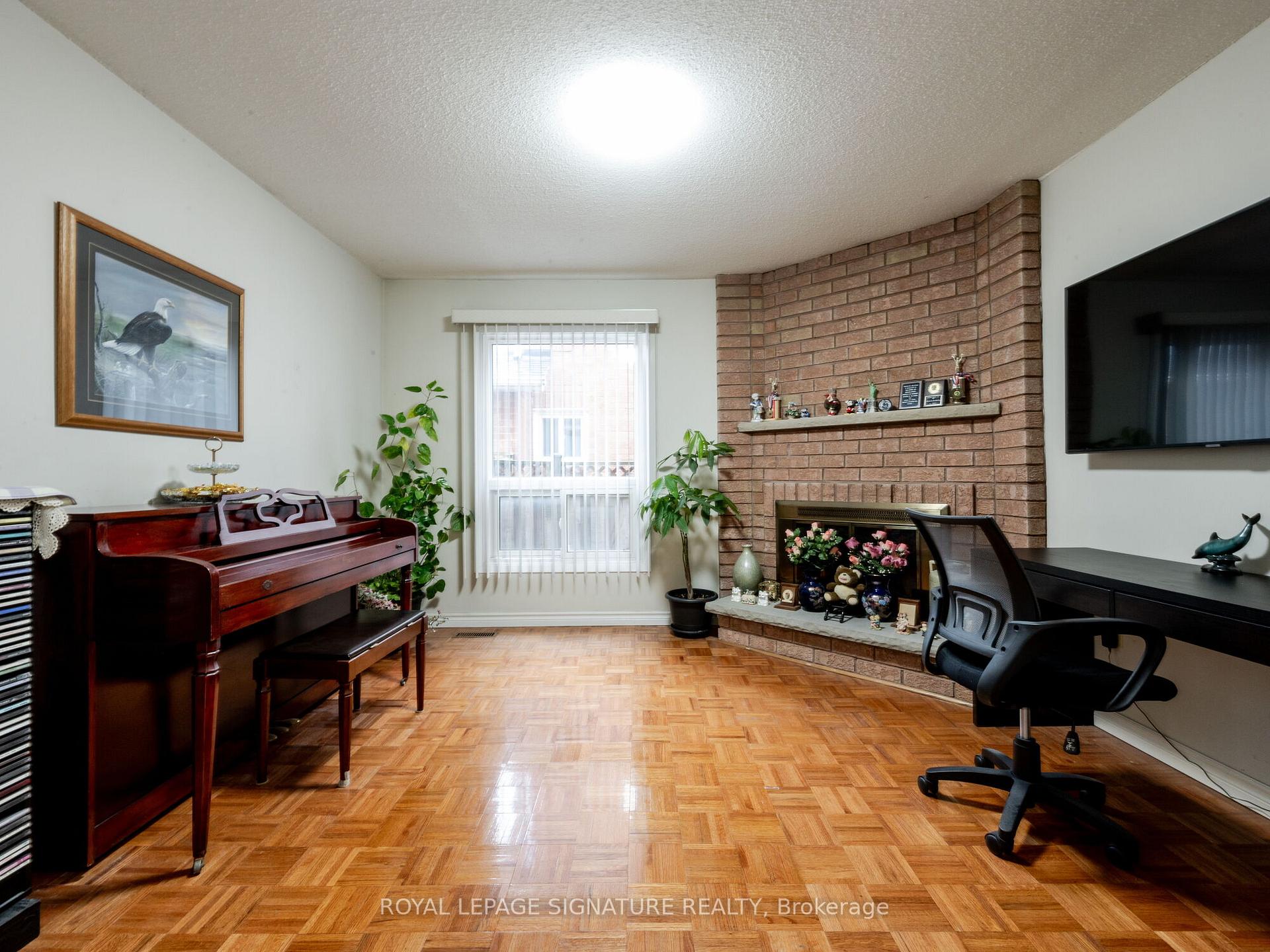 Photo 8 of 433 Tailfeather Crescent, Mississauga, Hurontario — HOMEH