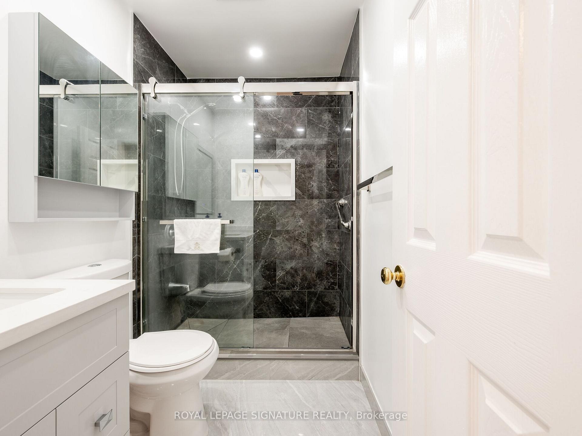 Photo 23 of 433 Tailfeather Crescent, Mississauga, Hurontario — HOMEH