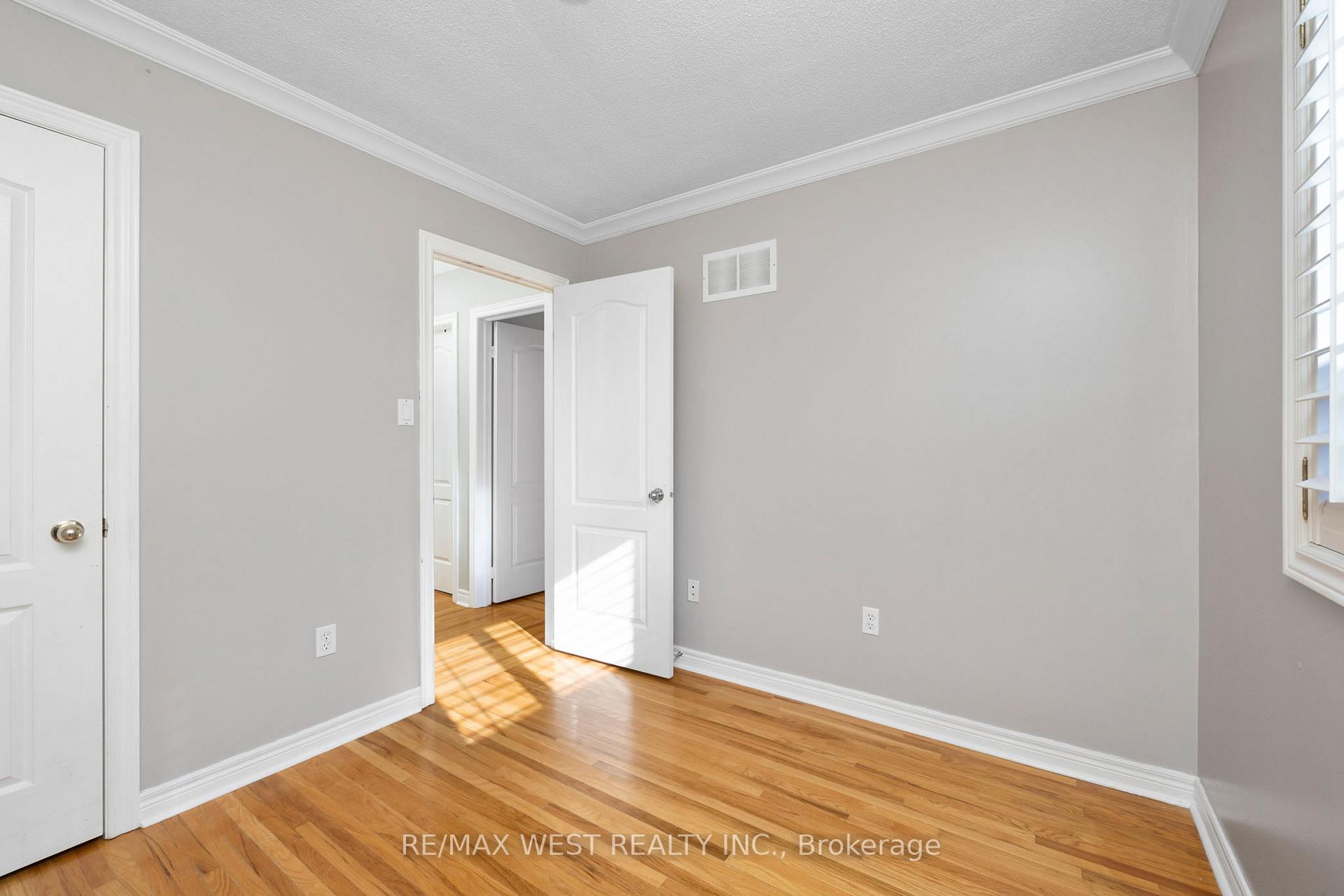 Photo 13 of 239 Emms Drive, Barrie, Holly — HOMEH