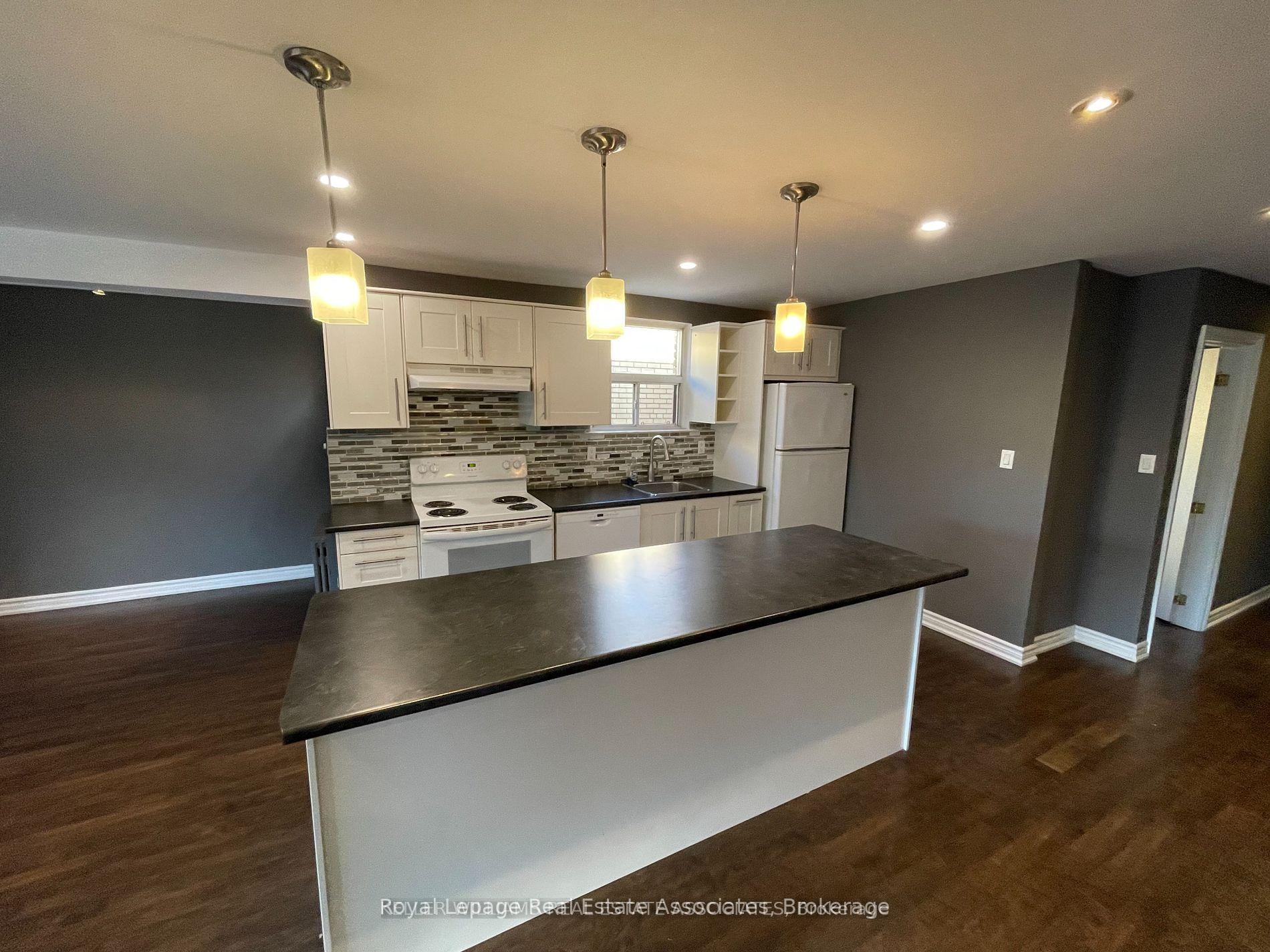 Photo 13 of 233 Lakeshore Road E, Mississauga, Port Credit — HOMEH