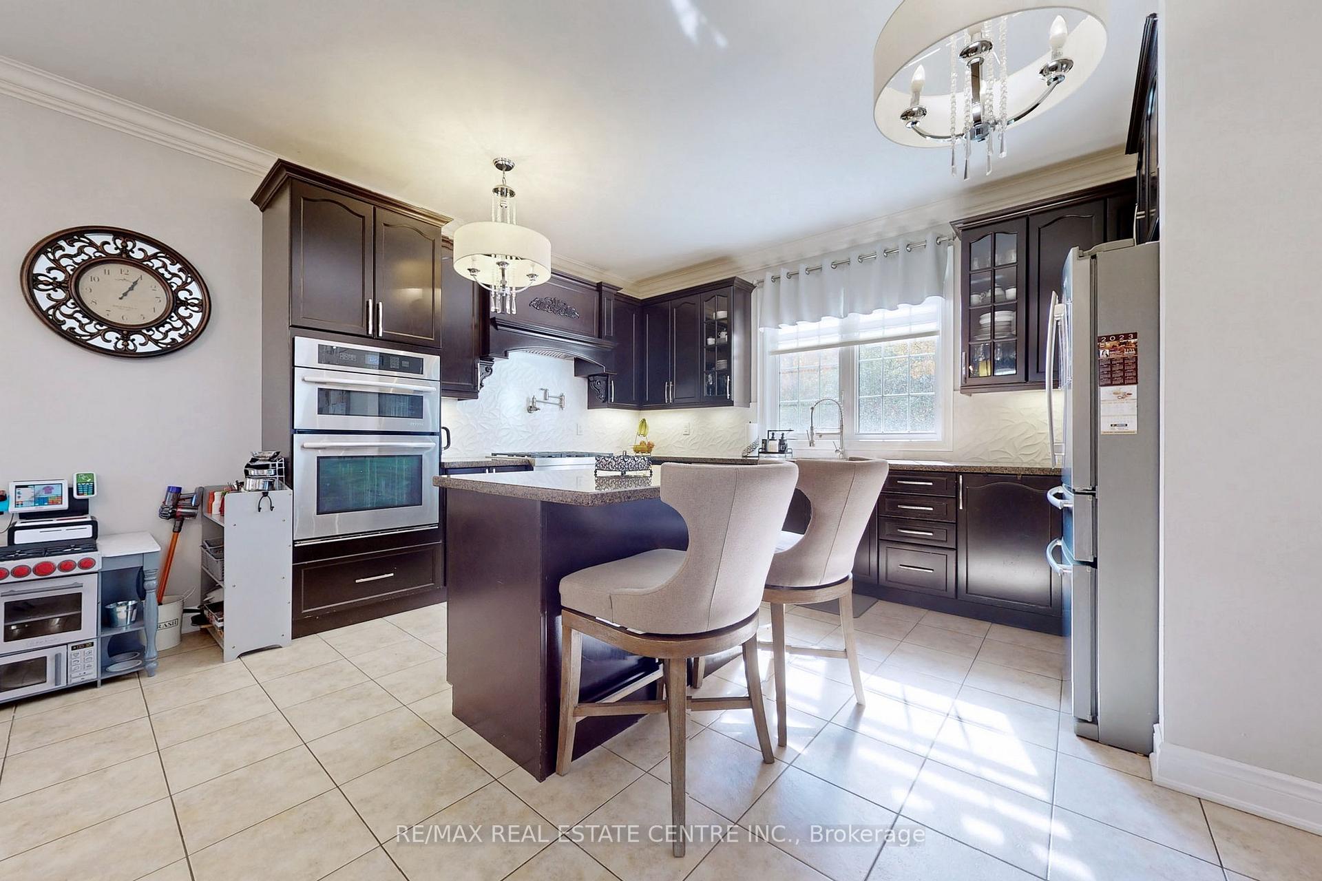 Photo 6 of 172 Elbern Markell Drive, Brampton, Credit Valley — HOMEH