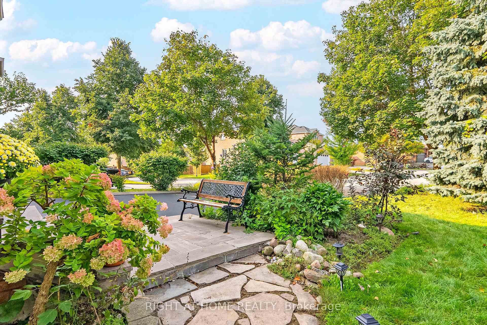 Photo 8 of 49 Giotto Crescent, Vaughan, Maple — HOMEH