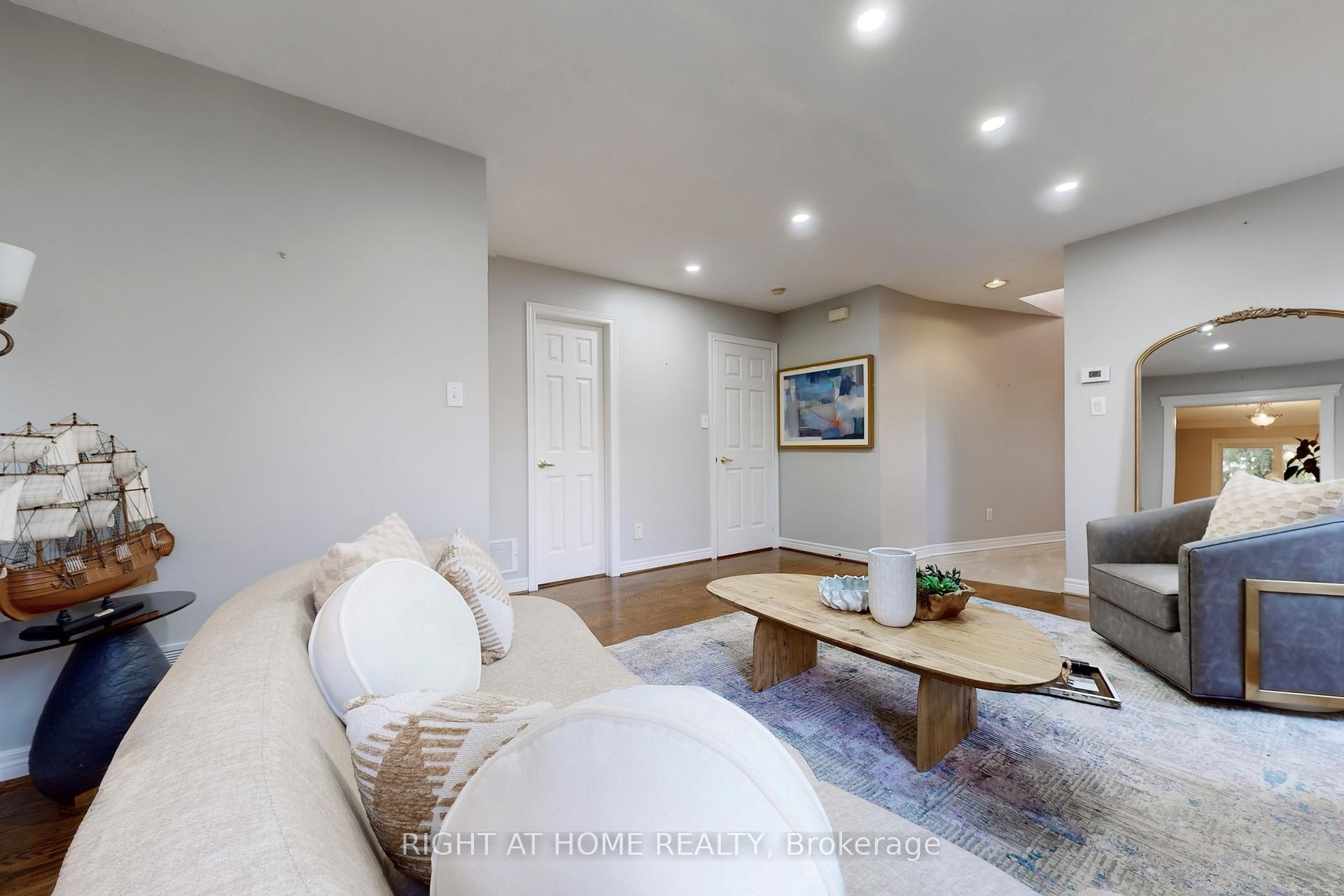 Photo 2 of 49 Giotto Crescent, Vaughan, Maple — HOMEH