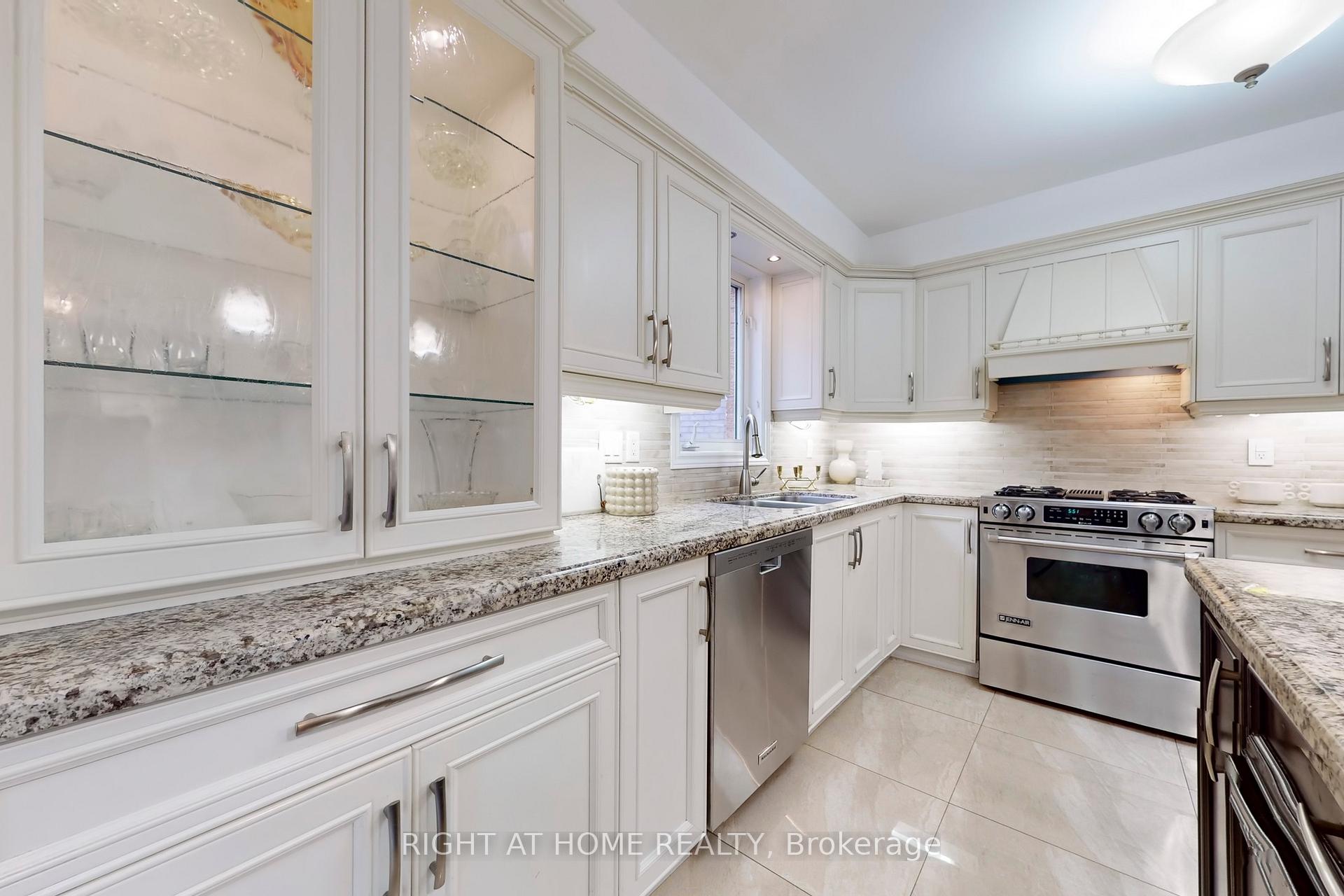 Photo 4 of 49 Giotto Crescent, Vaughan, Maple — HOMEH