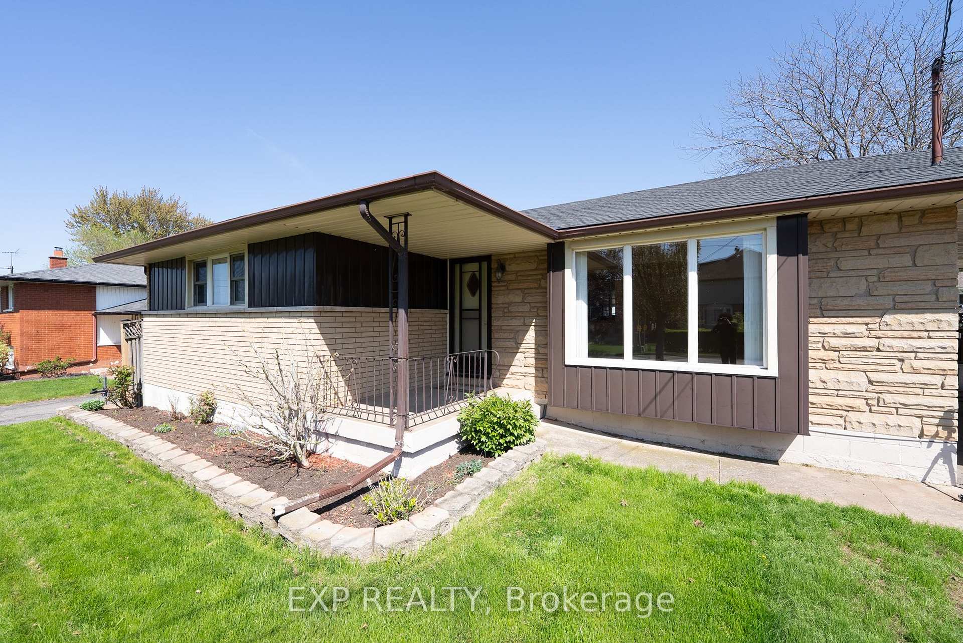 Photo 2 of 402 Kerman Avenue, Grimsby, Grimsby Beach — HOMEH