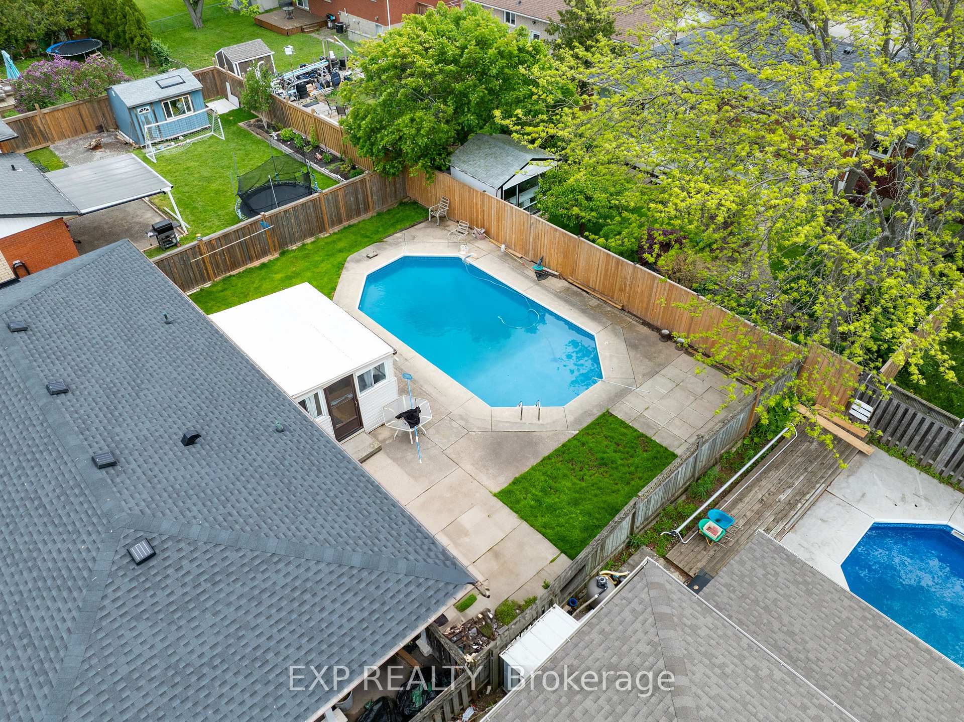 Photo 4 of 402 Kerman Avenue, Grimsby, Grimsby Beach — HOMEH