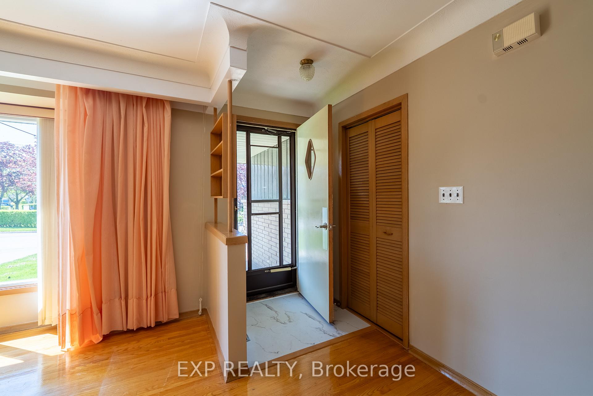 Photo 6 of 402 Kerman Avenue, Grimsby, Grimsby Beach — HOMEH