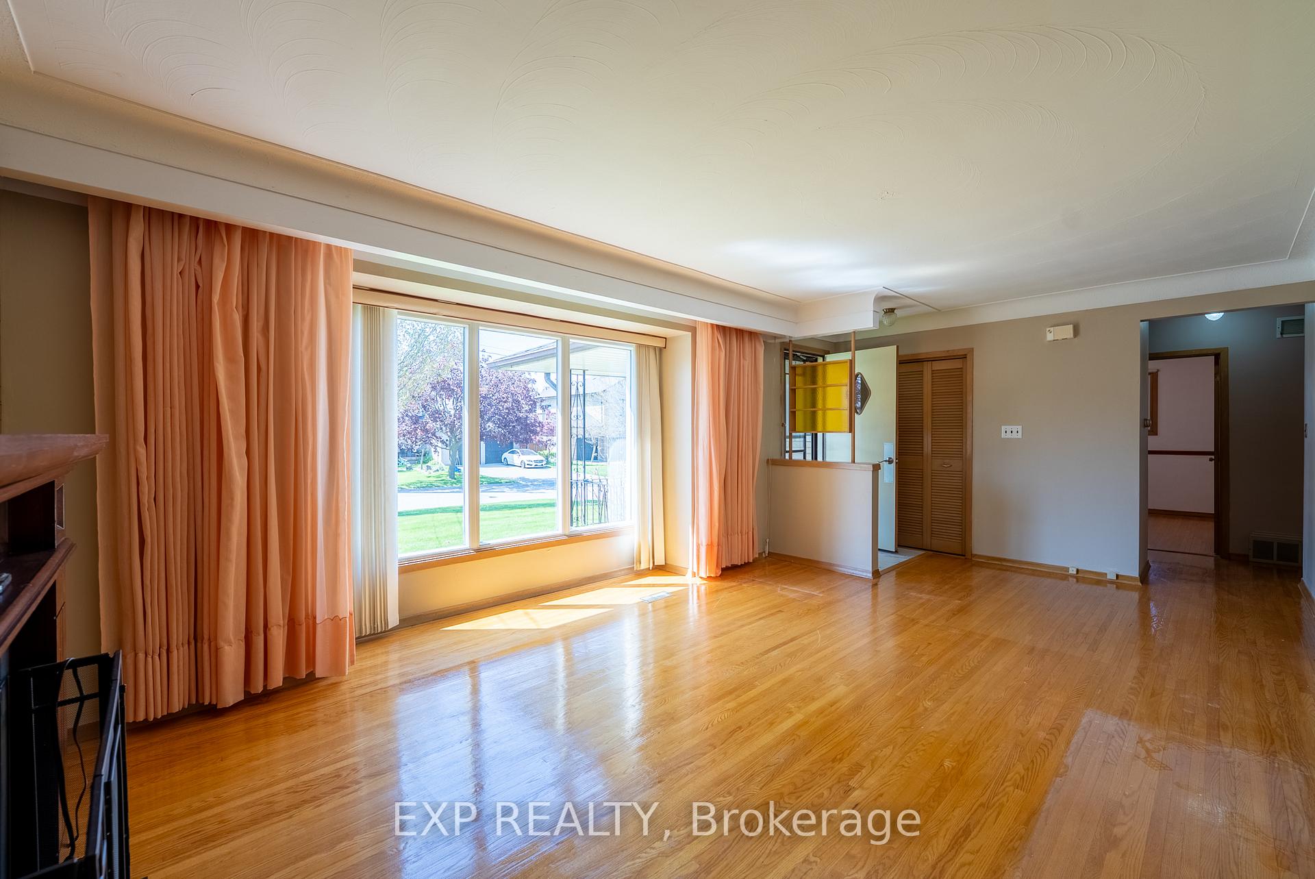 Photo 7 of 402 Kerman Avenue, Grimsby, Grimsby Beach — HOMEH