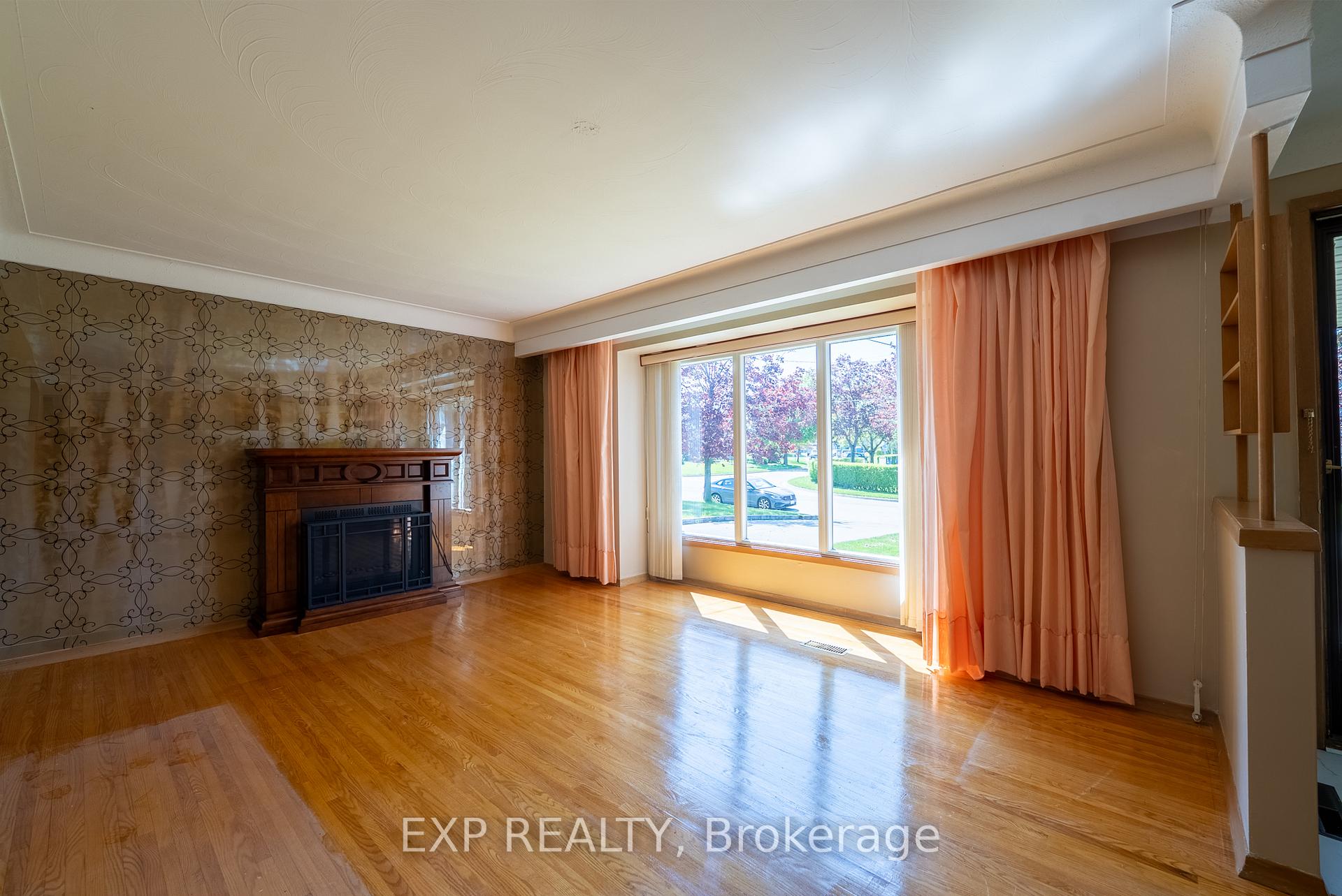 Photo 8 of 402 Kerman Avenue, Grimsby, Grimsby Beach — HOMEH